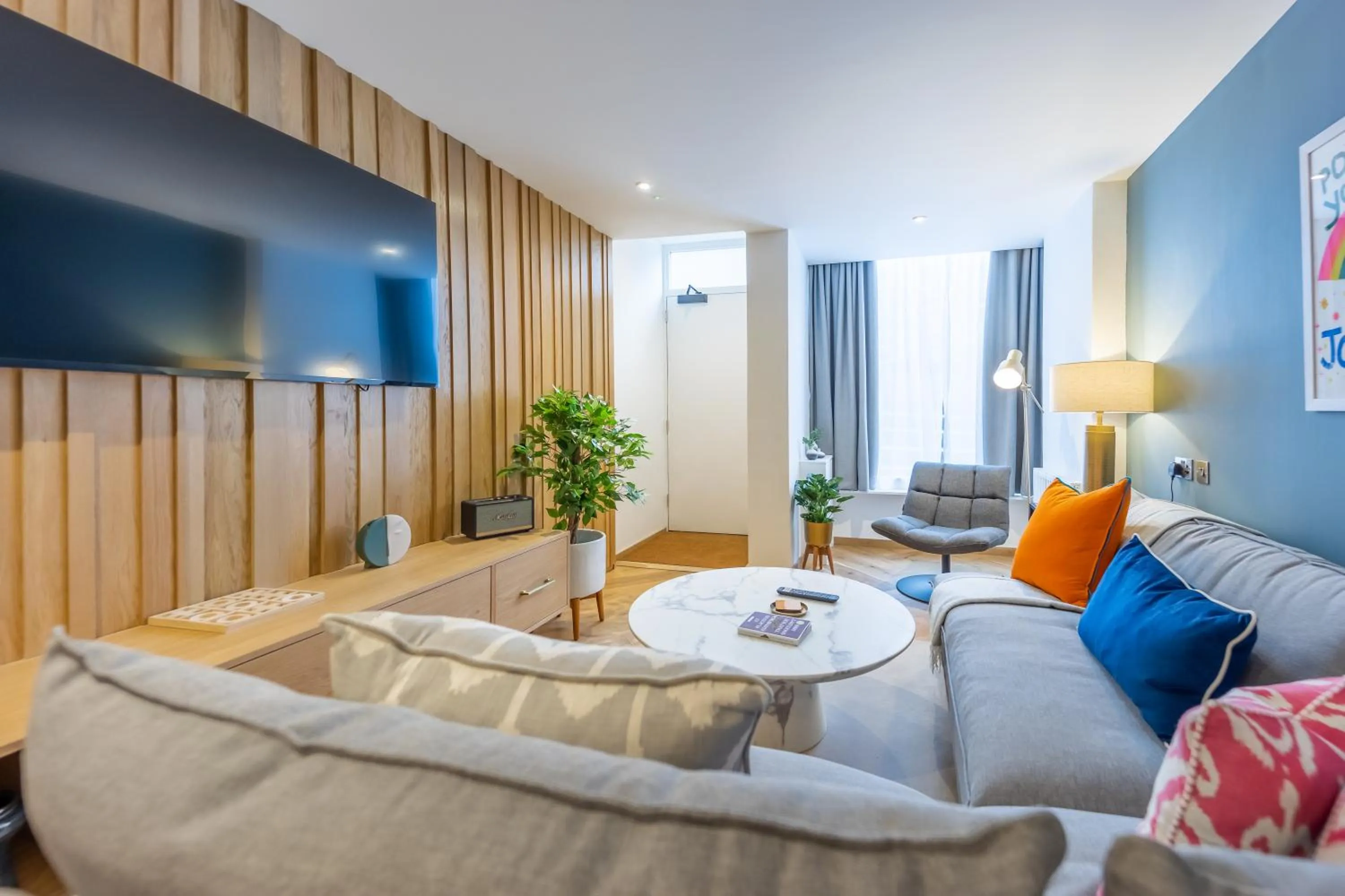 TV and multimedia in No1 Apartments Edinburgh - New Town