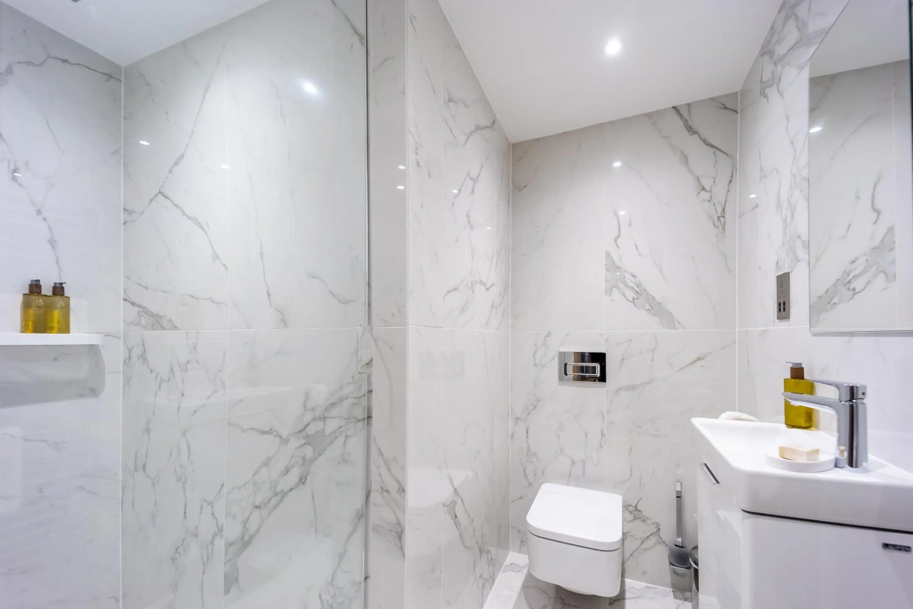 Shower in No1 Apartments Edinburgh - New Town