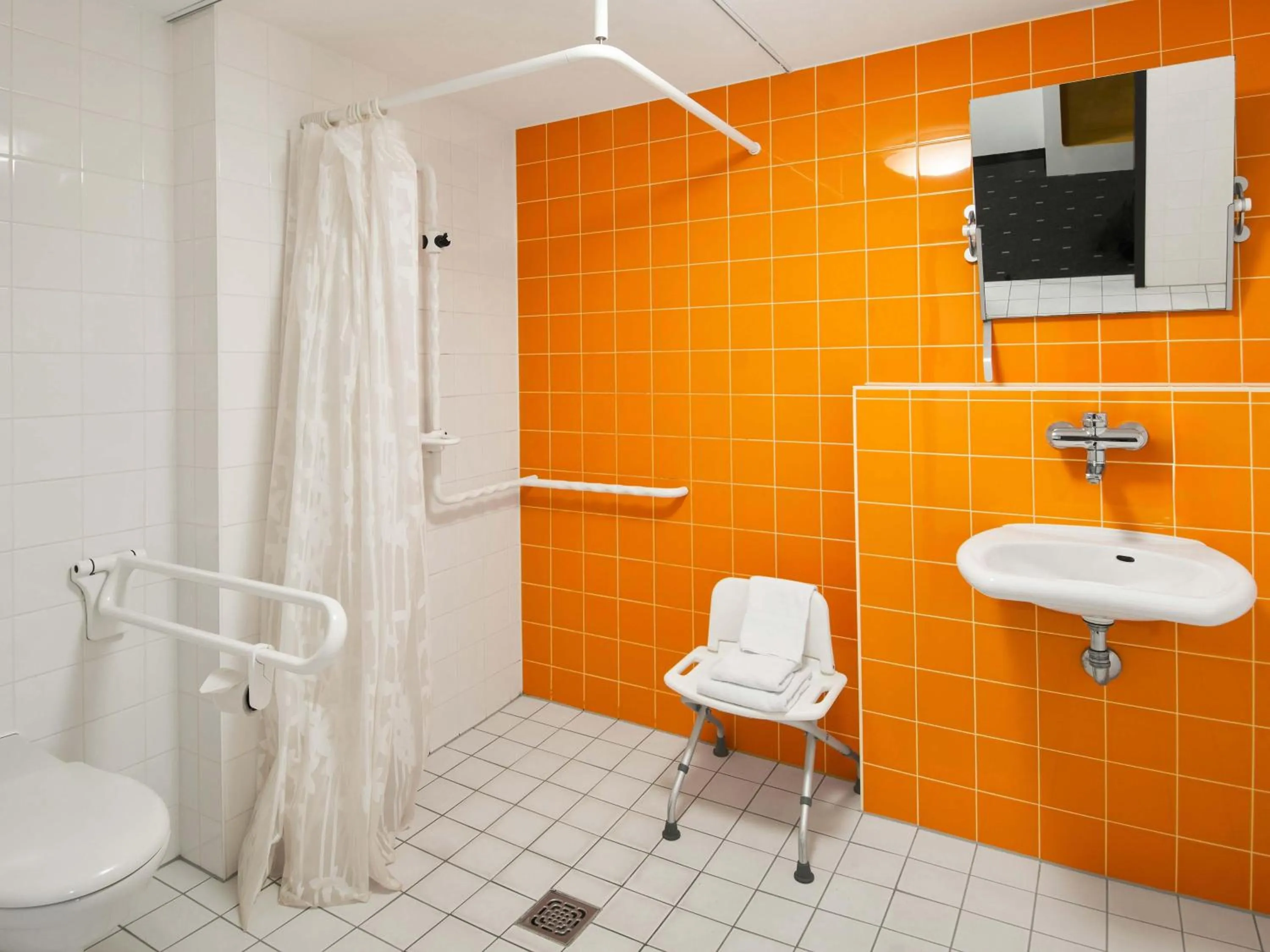 Bathroom in B&B Hotel Frankfurt-Nord