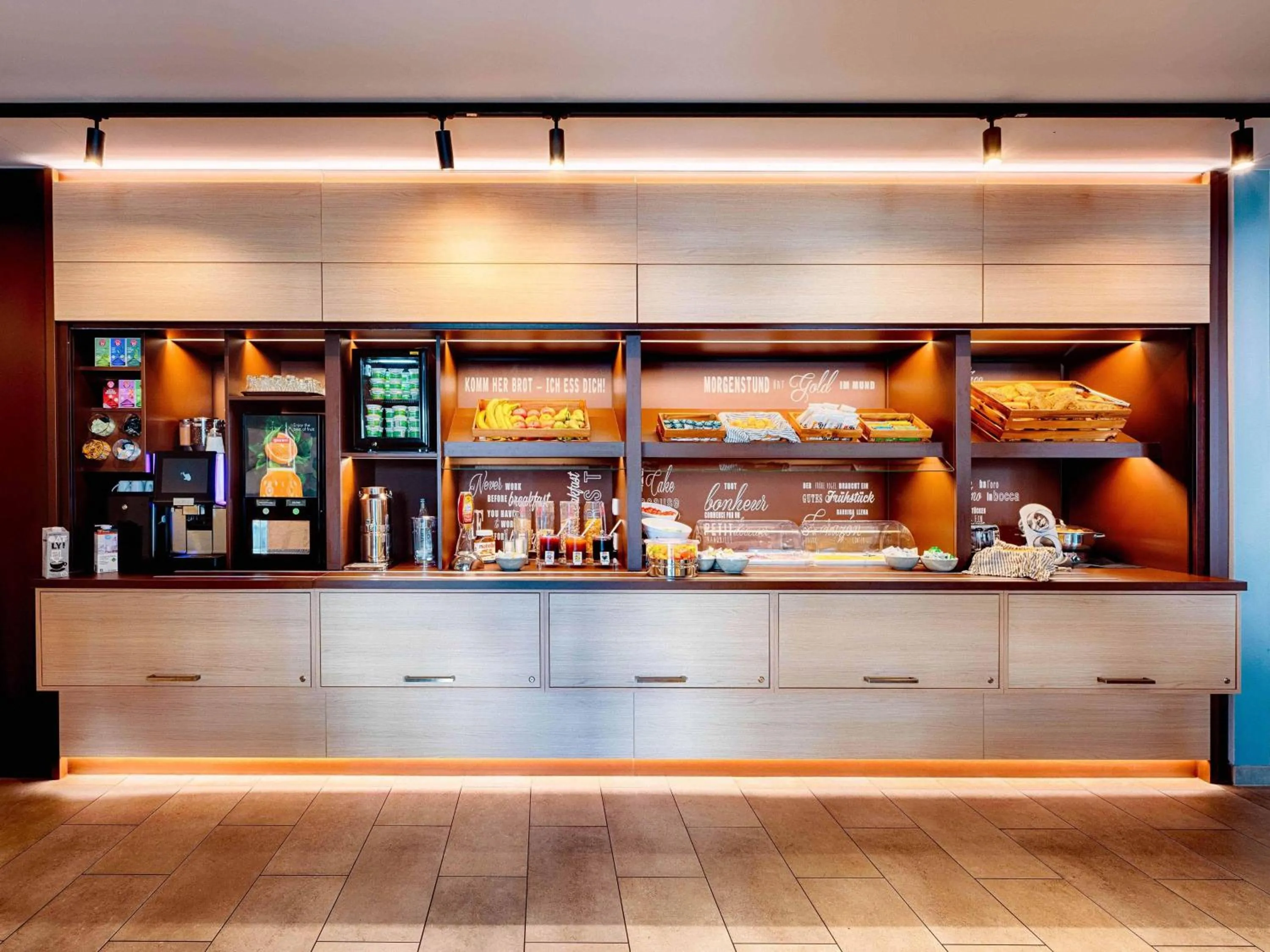 Lounge or bar in B&B Hotel Frankfurt-Nord