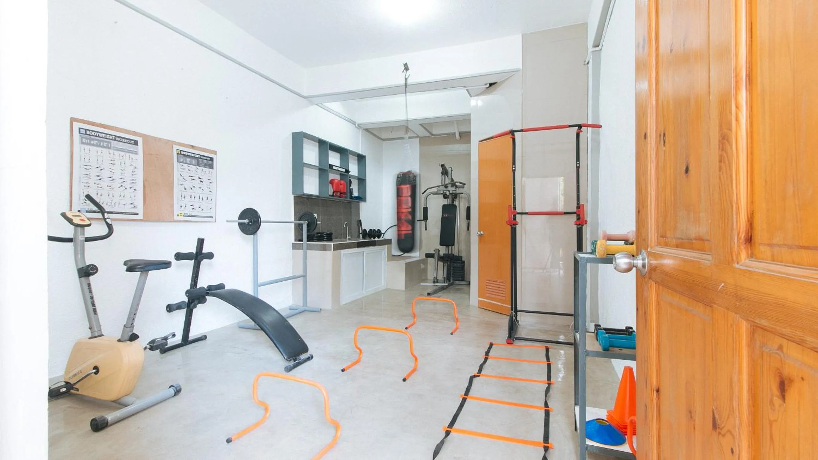 Fitness centre/facilities in RedDoorz Plus near Tambo Paranaque