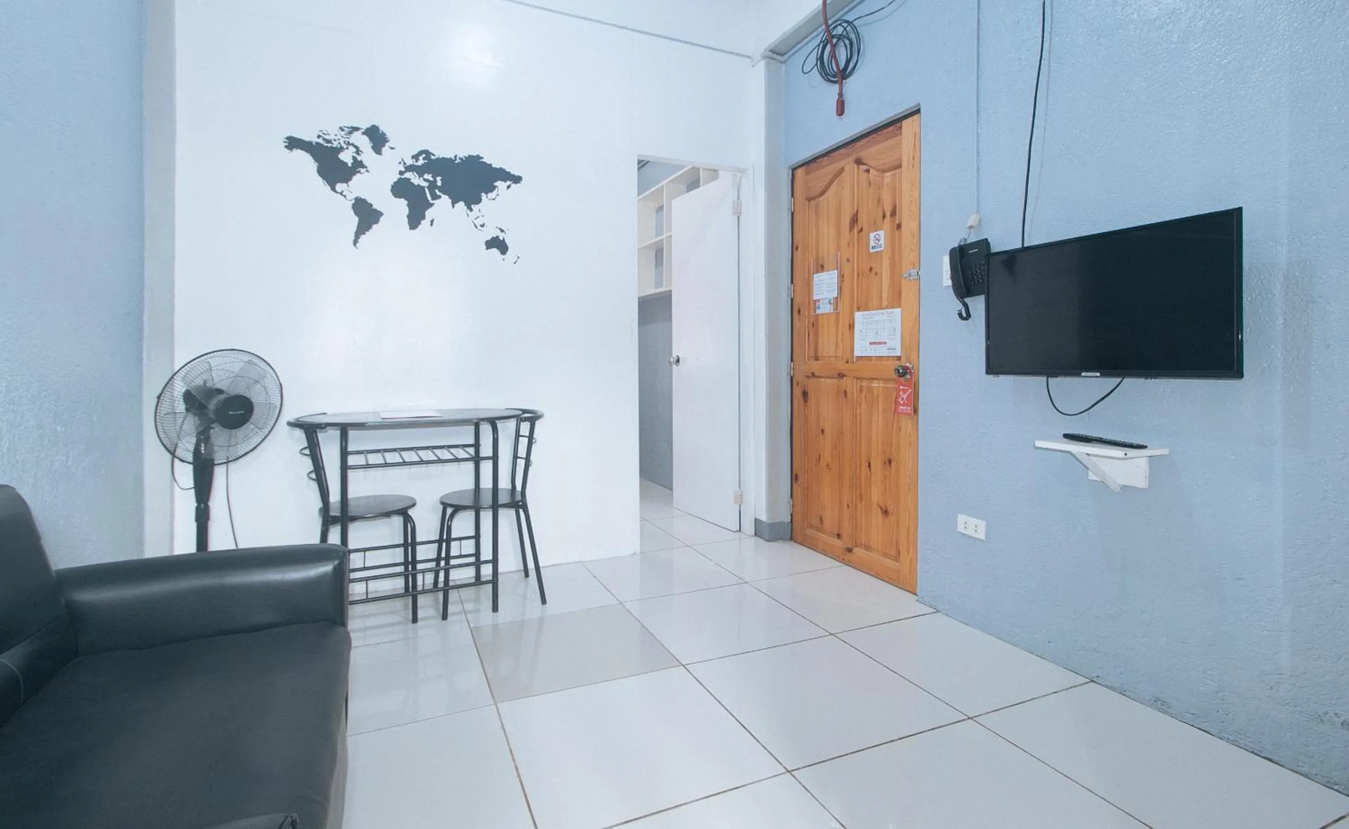 Seating area in RedDoorz Plus near Tambo Paranaque