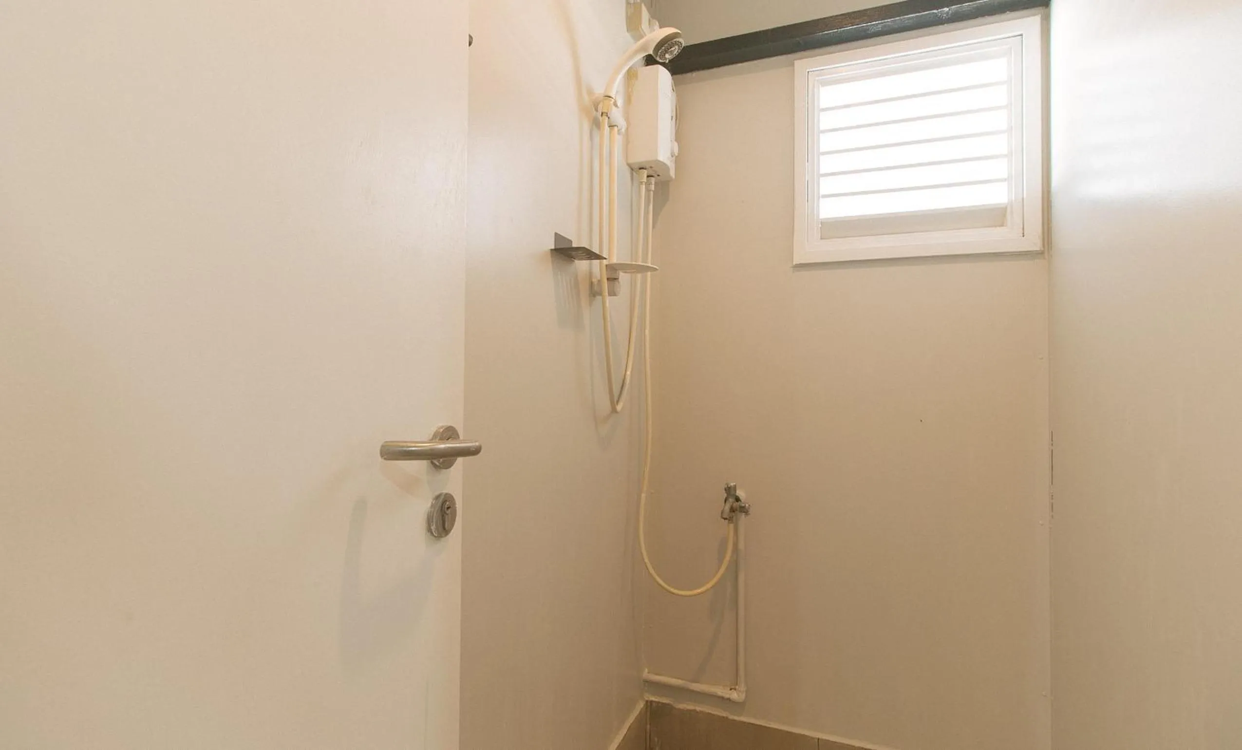 Shower in RedDoorz Plus near Tambo Paranaque