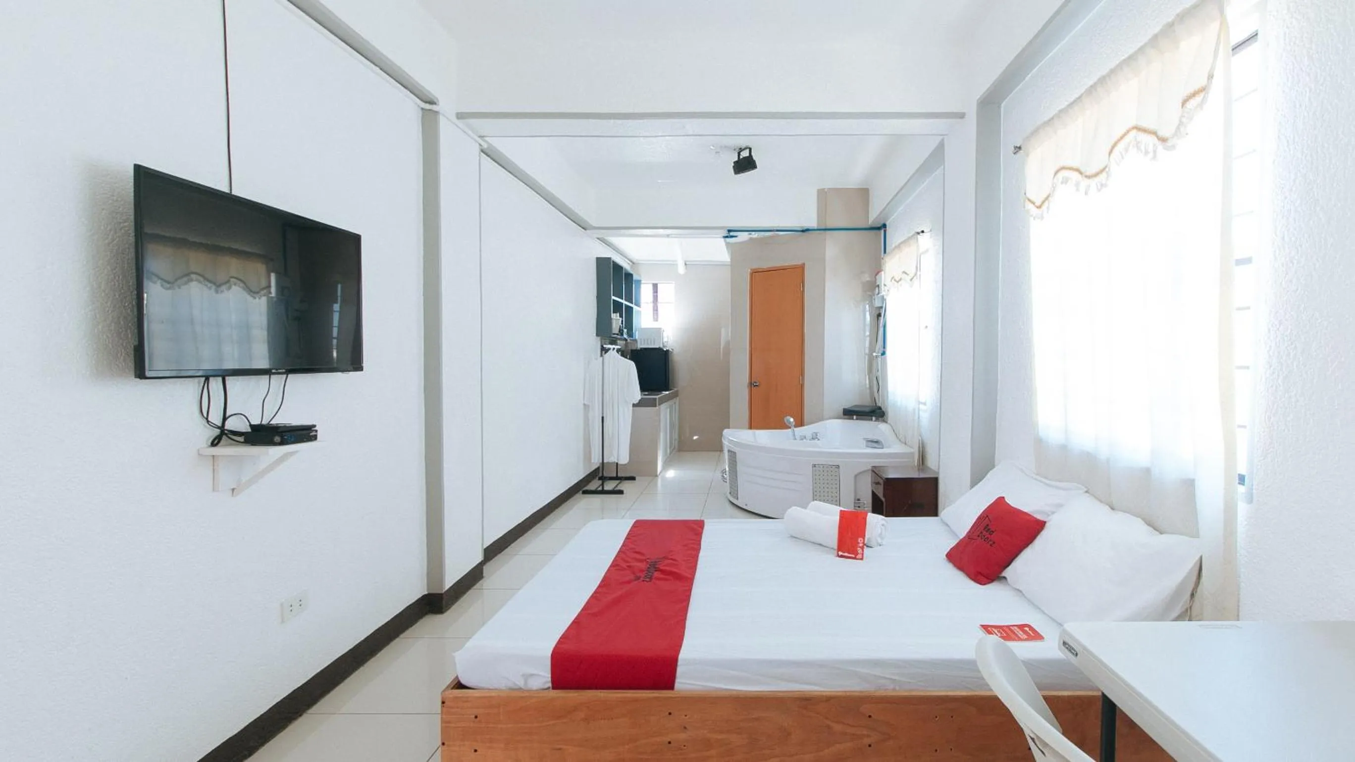 TV and multimedia, Bed in RedDoorz Plus near Tambo Paranaque