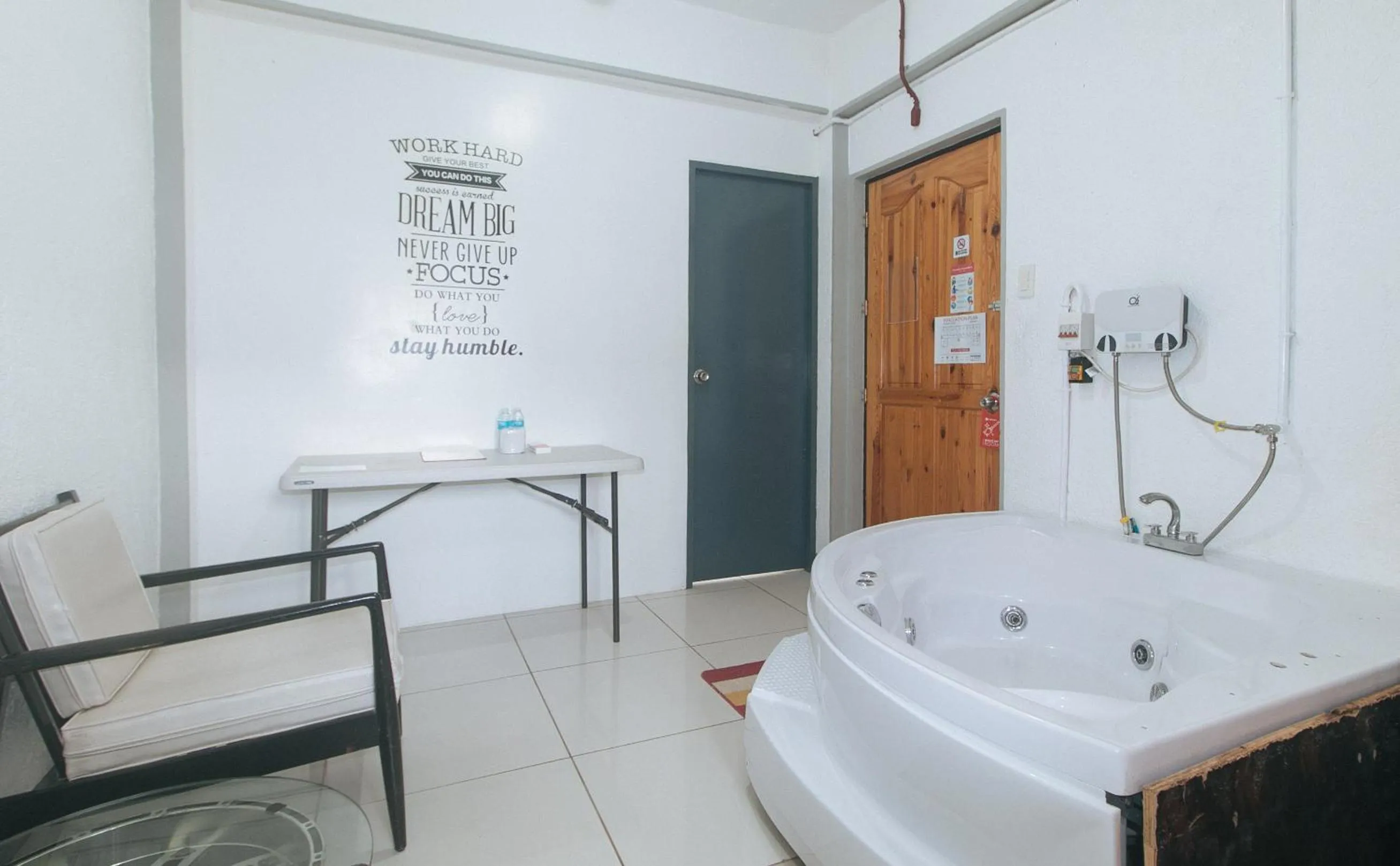 Bath in RedDoorz Plus near Tambo Paranaque
