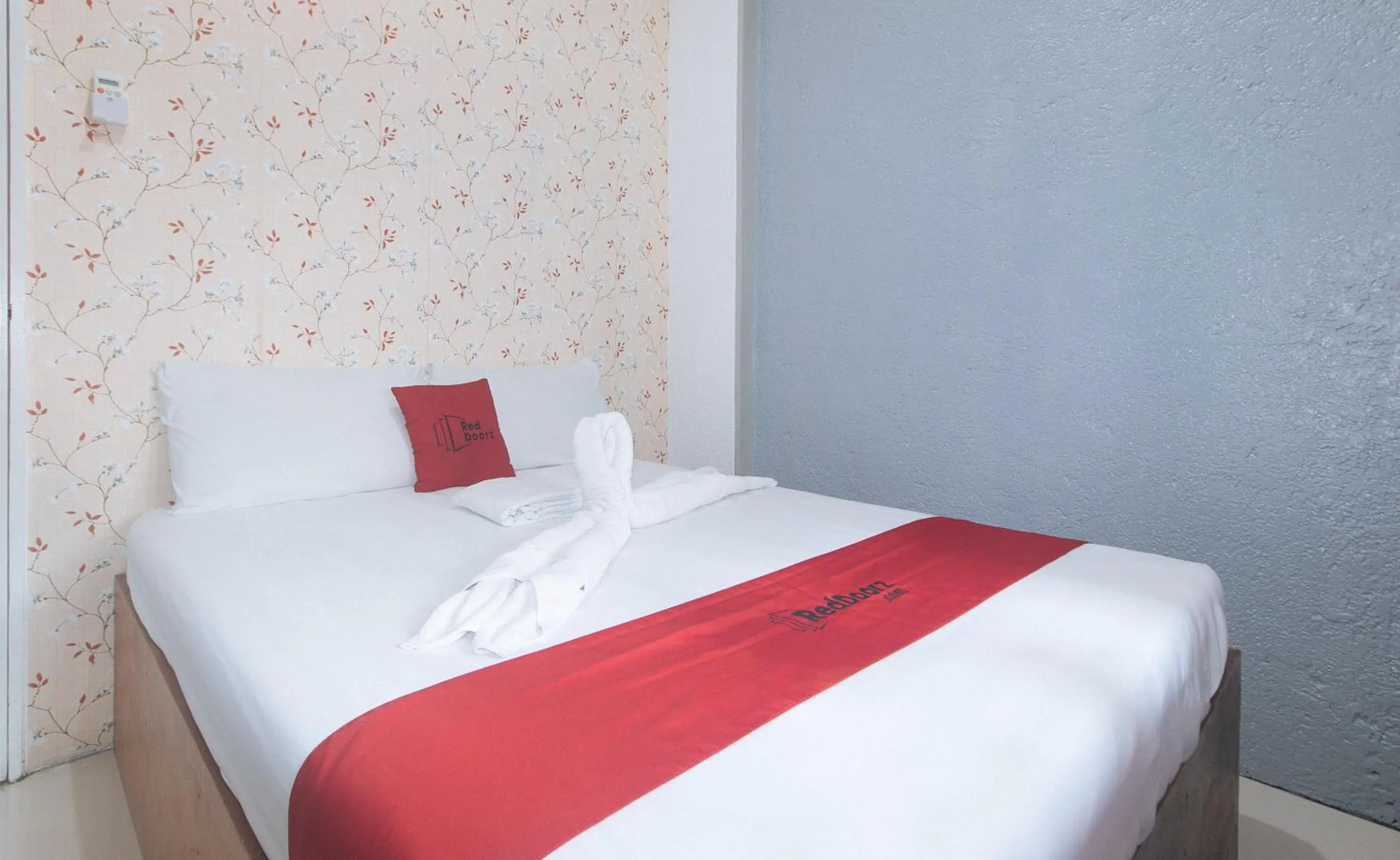 Bedroom, Bed in RedDoorz Plus near Tambo Paranaque