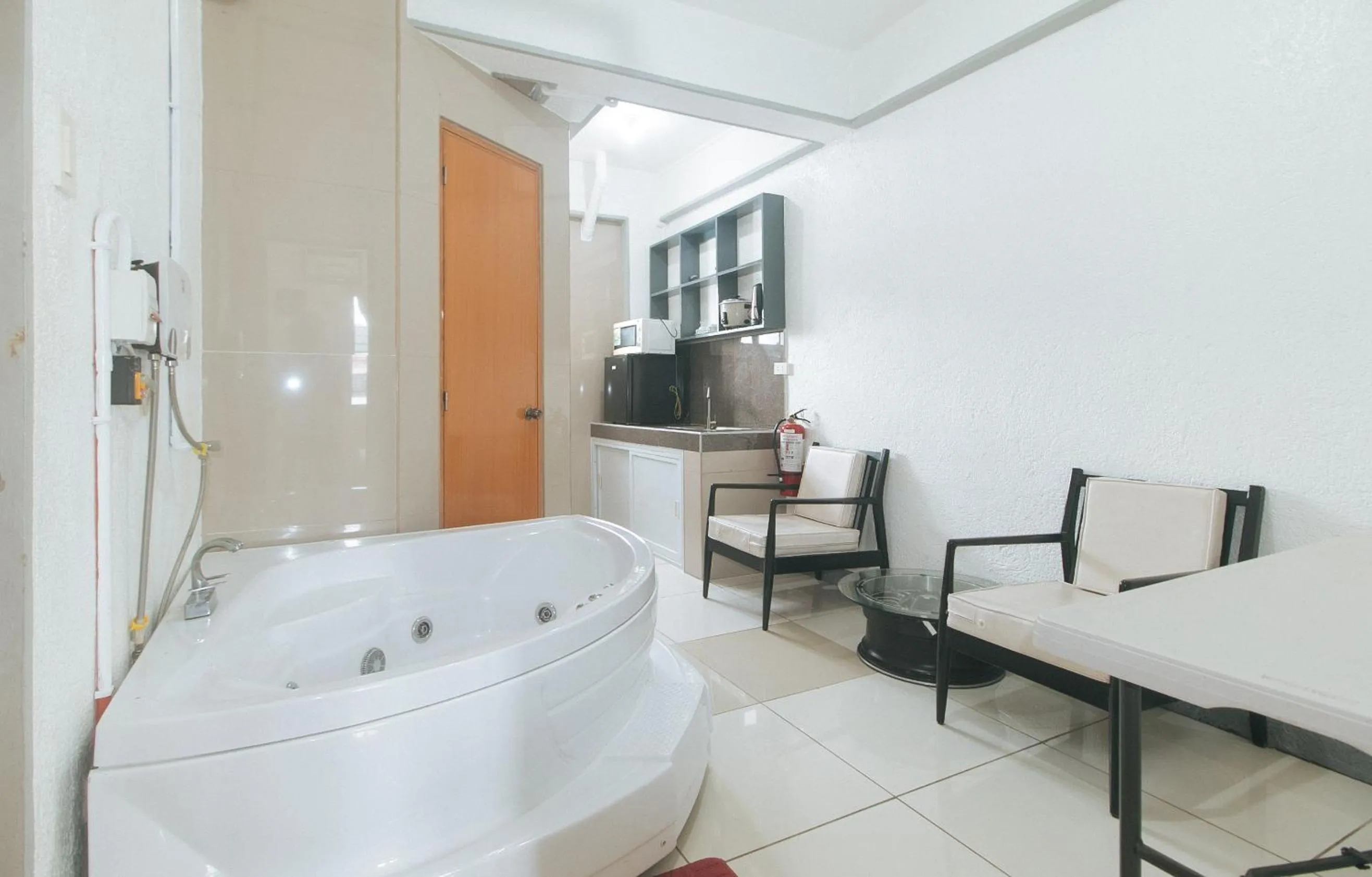 Bath in RedDoorz Plus near Tambo Paranaque