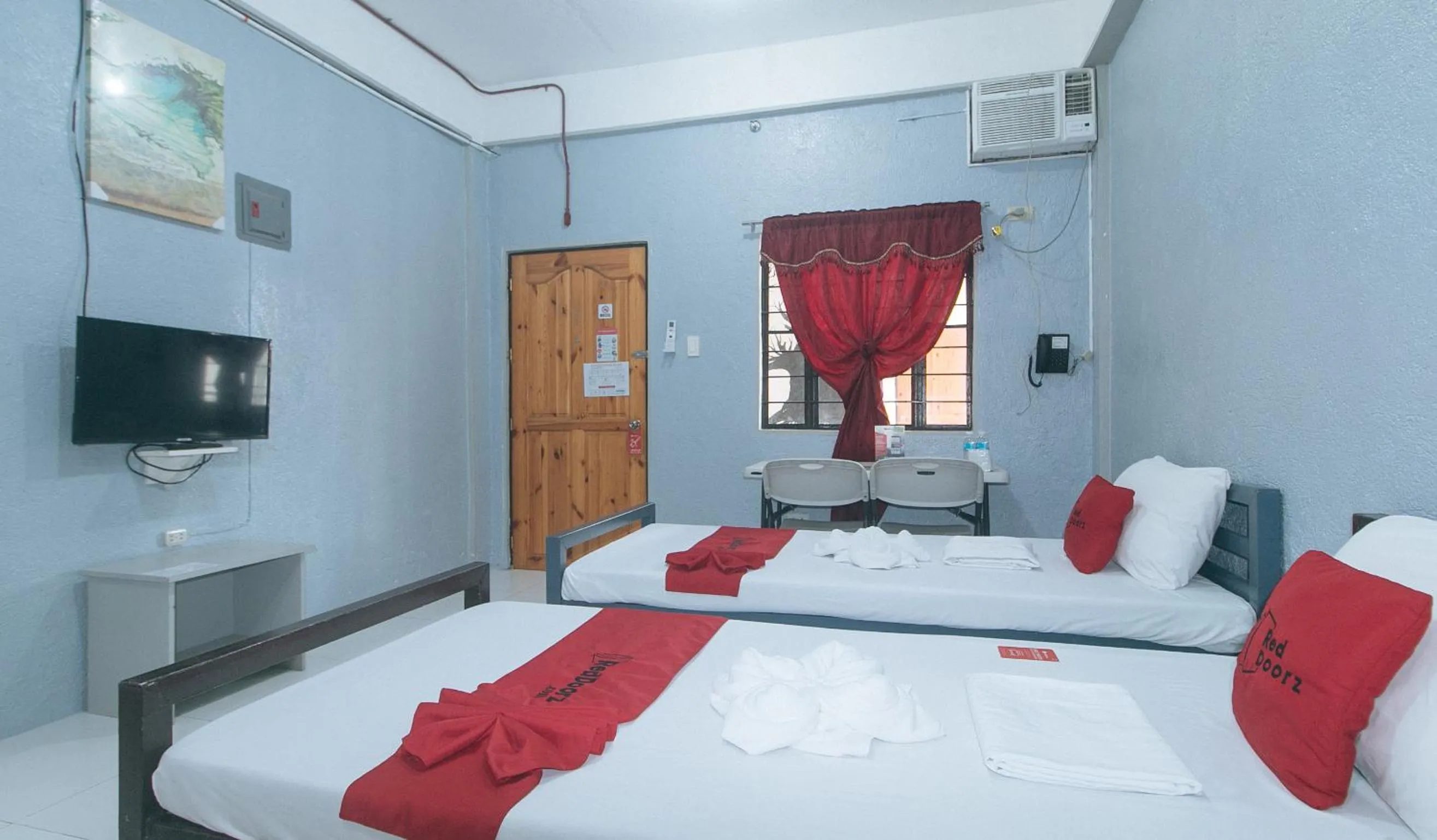 TV and multimedia, Bed in RedDoorz Plus near Tambo Paranaque