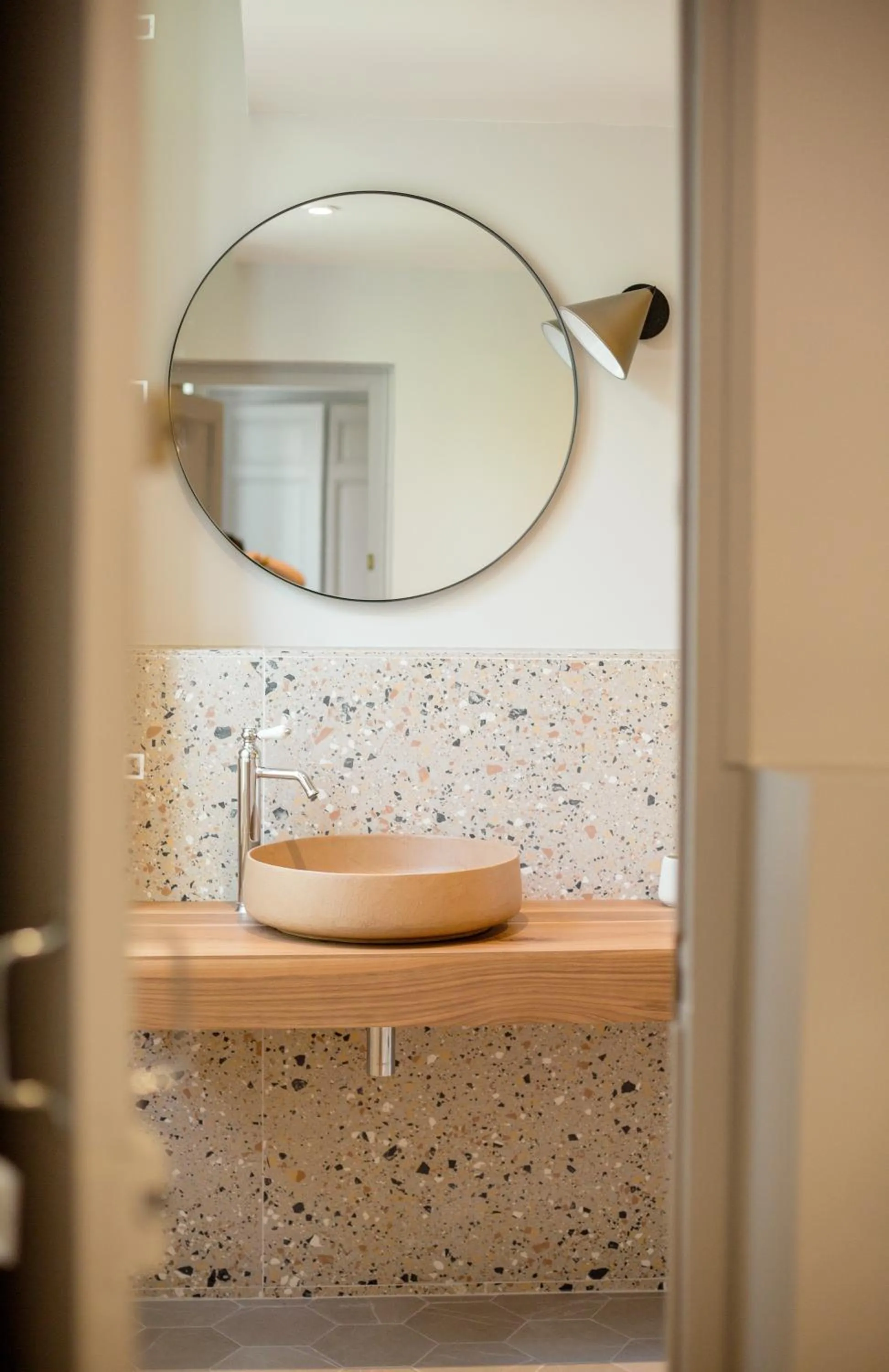 Bathroom in UNE HISTOIRE DE FAMILLE