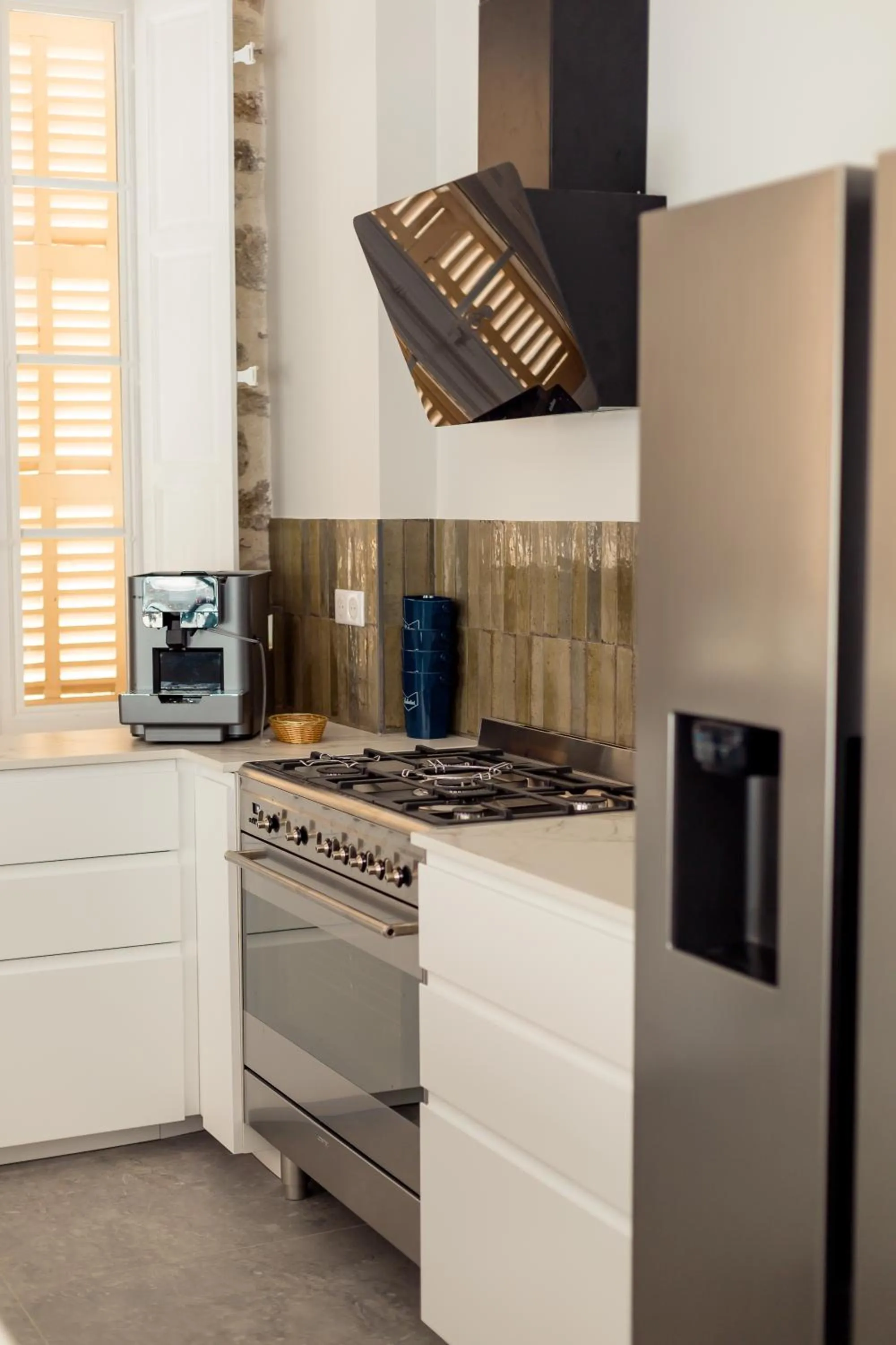 Communal kitchen in UNE HISTOIRE DE FAMILLE