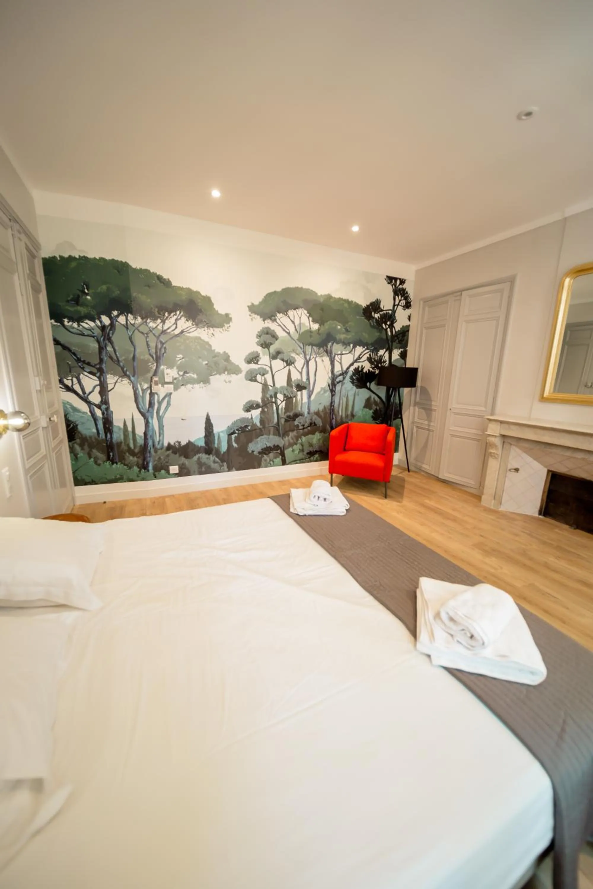 Photo of the whole room, Bed in UNE HISTOIRE DE FAMILLE