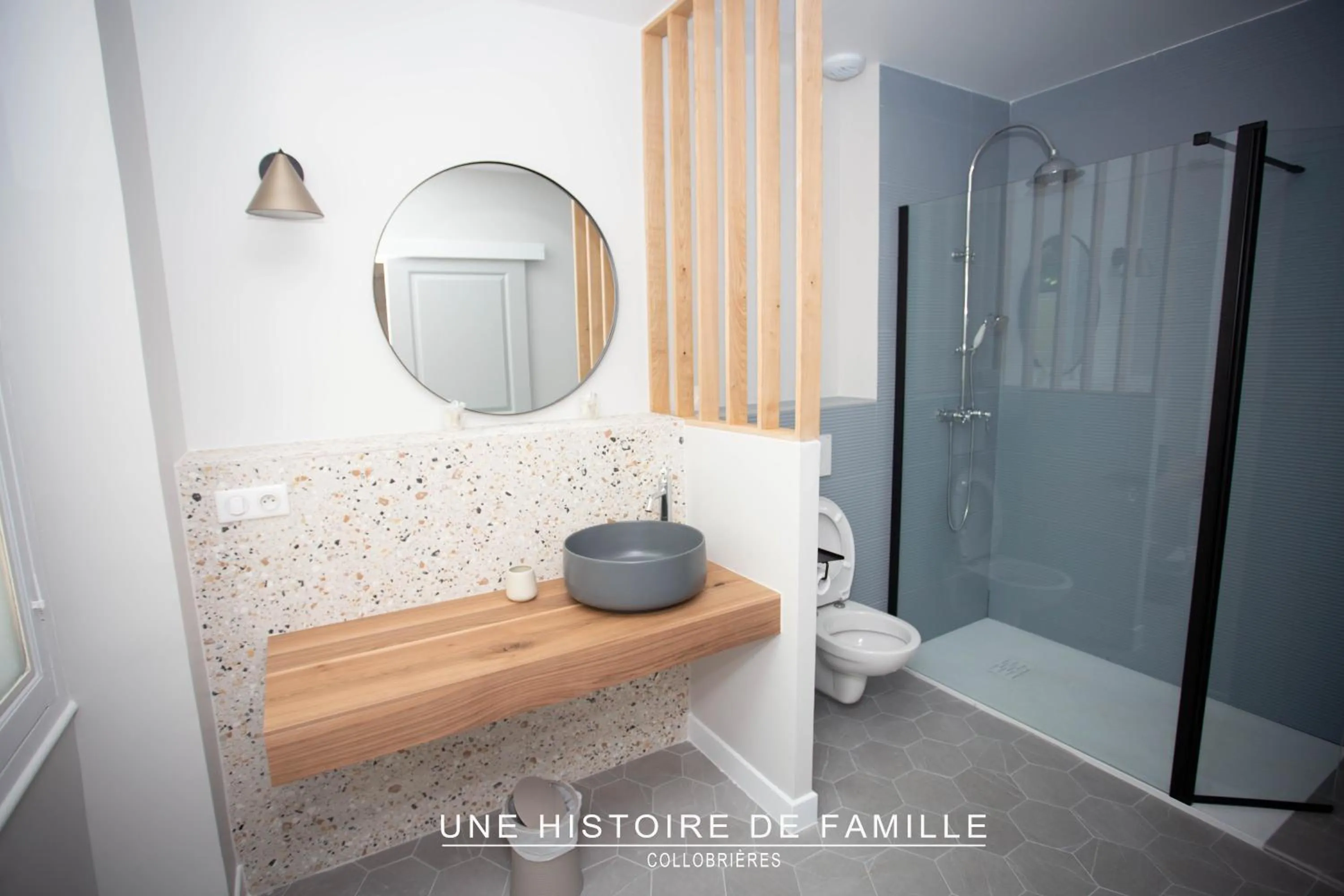 Bathroom in UNE HISTOIRE DE FAMILLE