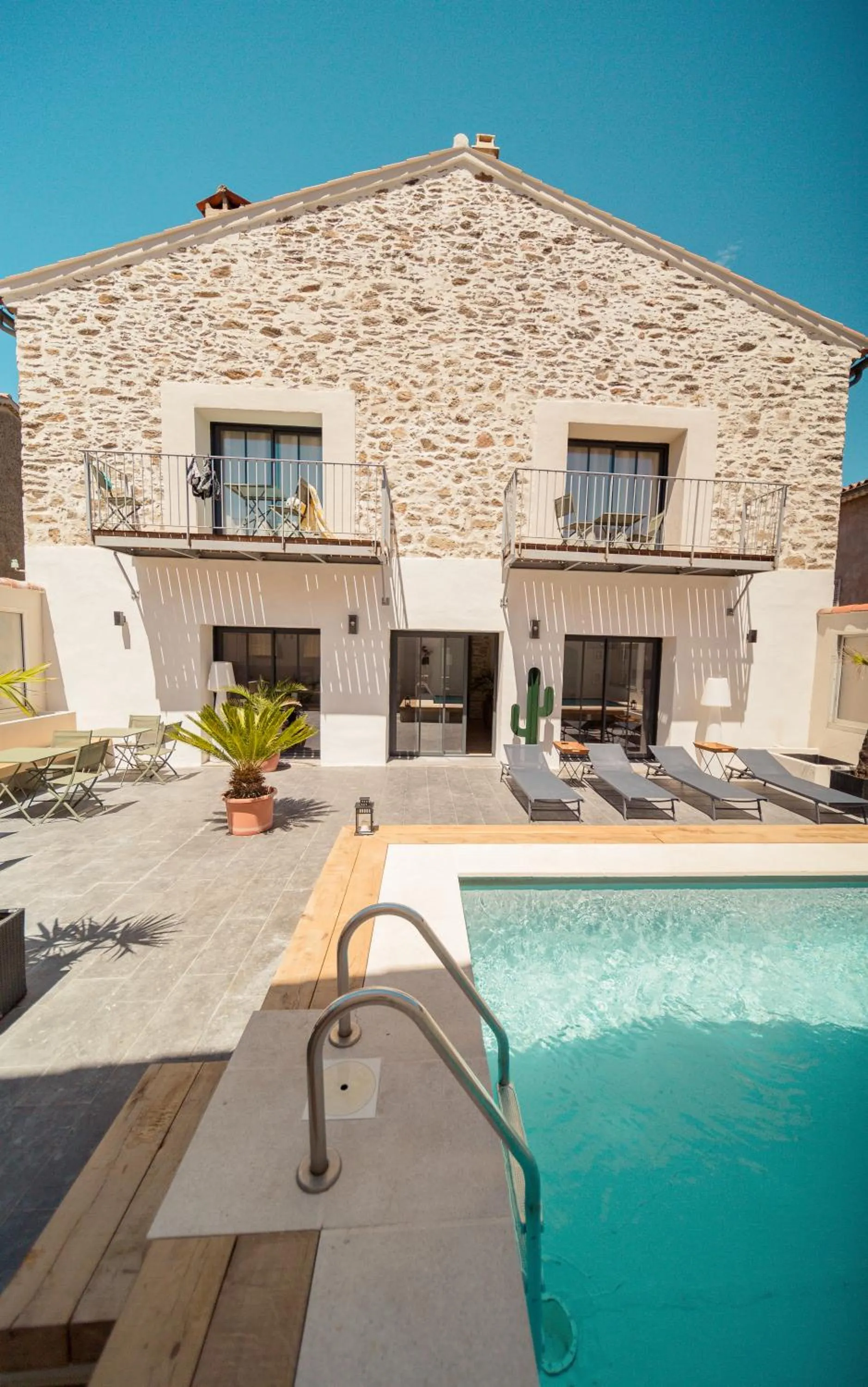 Swimming pool in UNE HISTOIRE DE FAMILLE