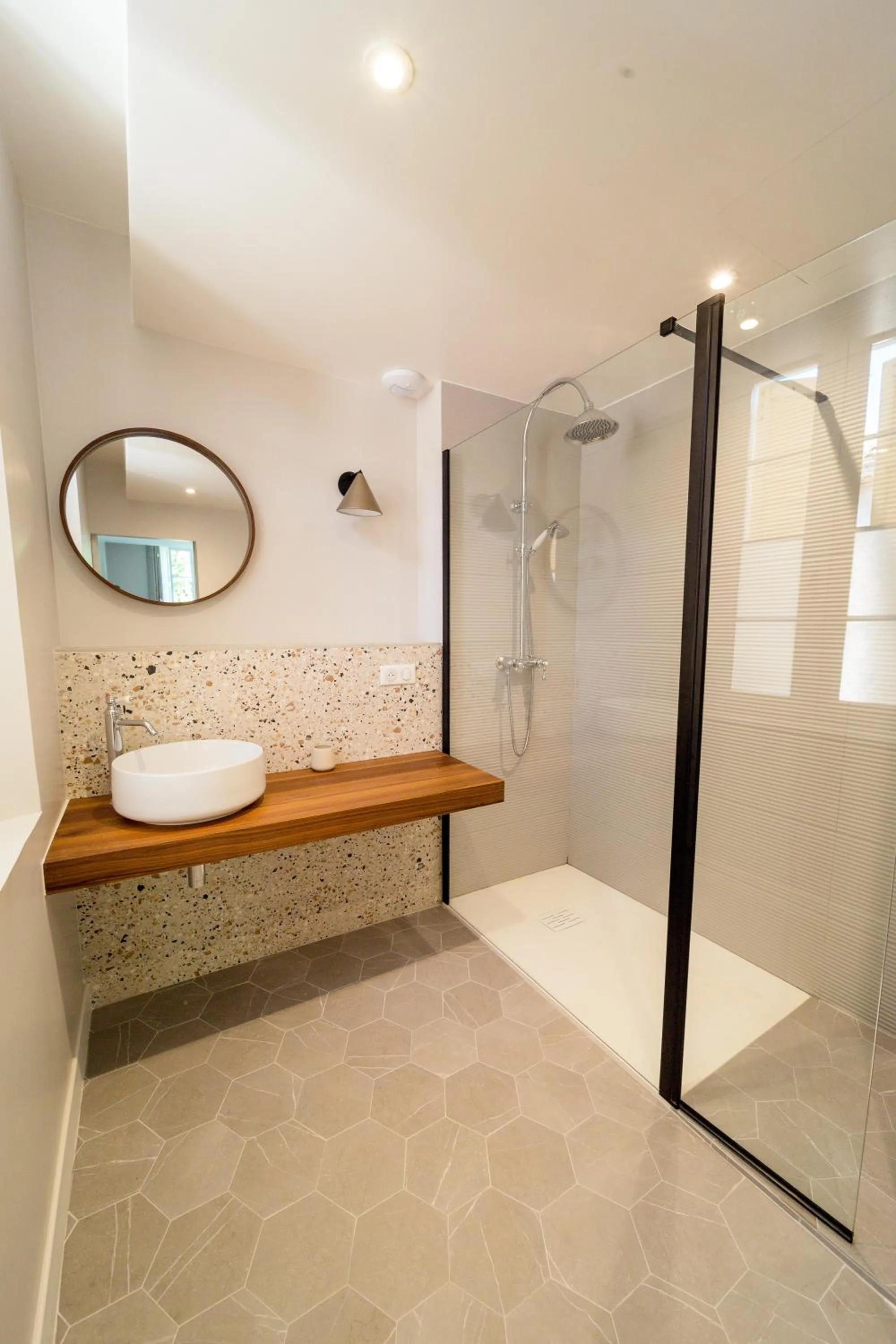 Bathroom in UNE HISTOIRE DE FAMILLE