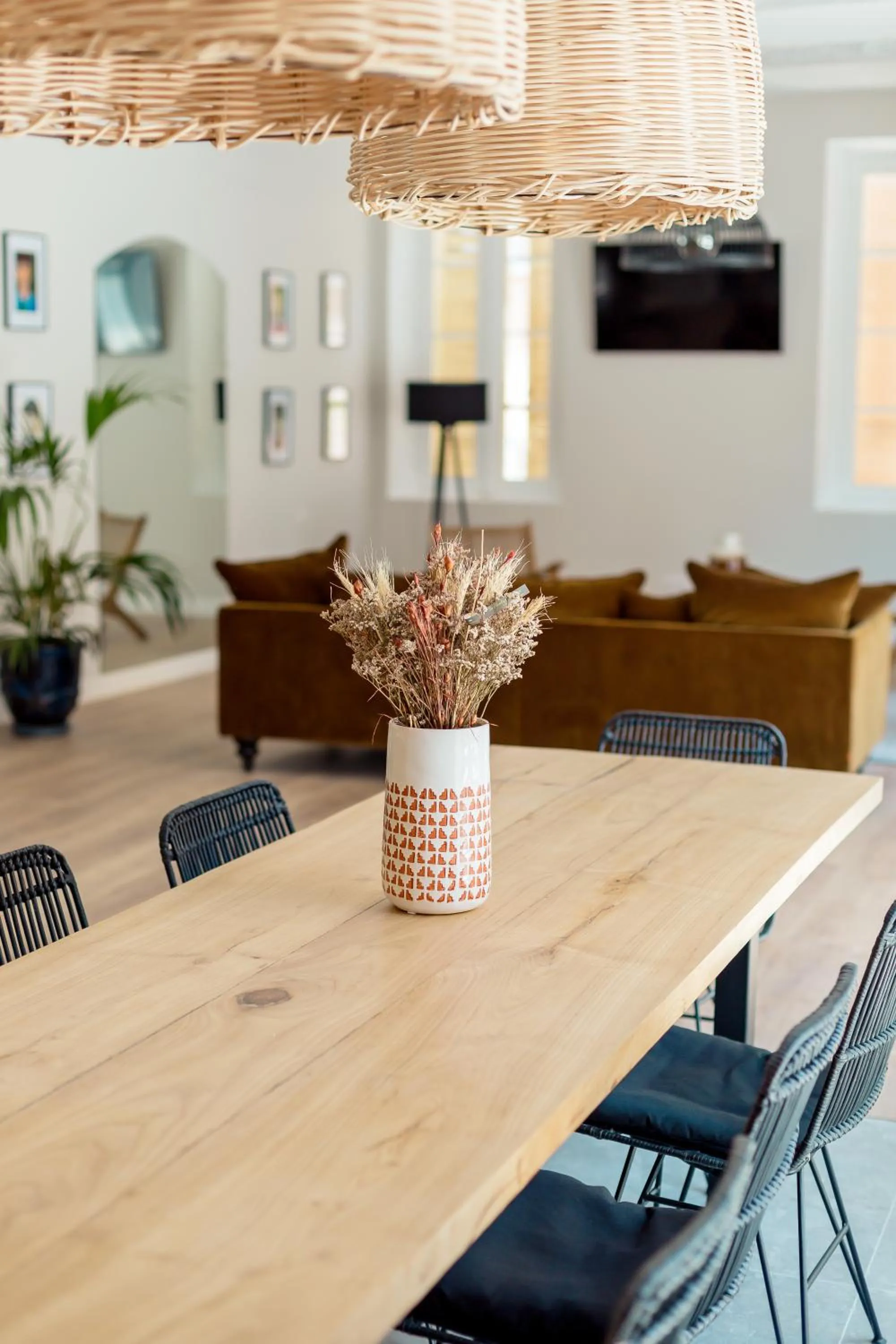 Dining area in UNE HISTOIRE DE FAMILLE
