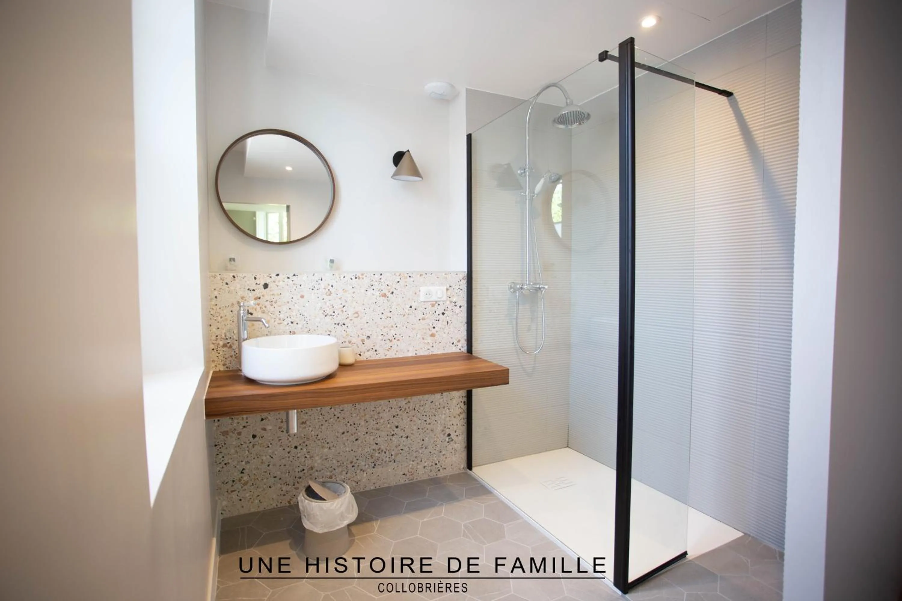 Bathroom in UNE HISTOIRE DE FAMILLE