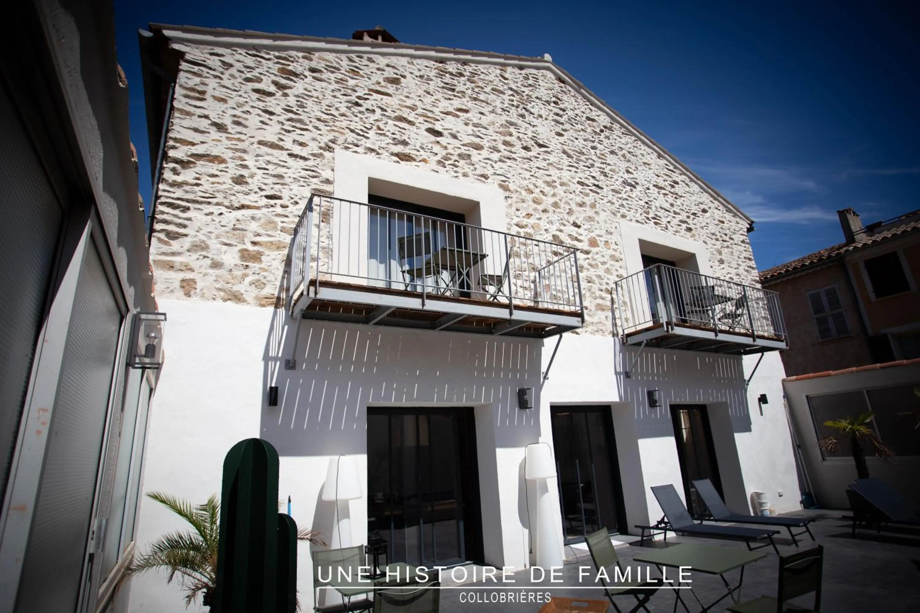 Property building in UNE HISTOIRE DE FAMILLE