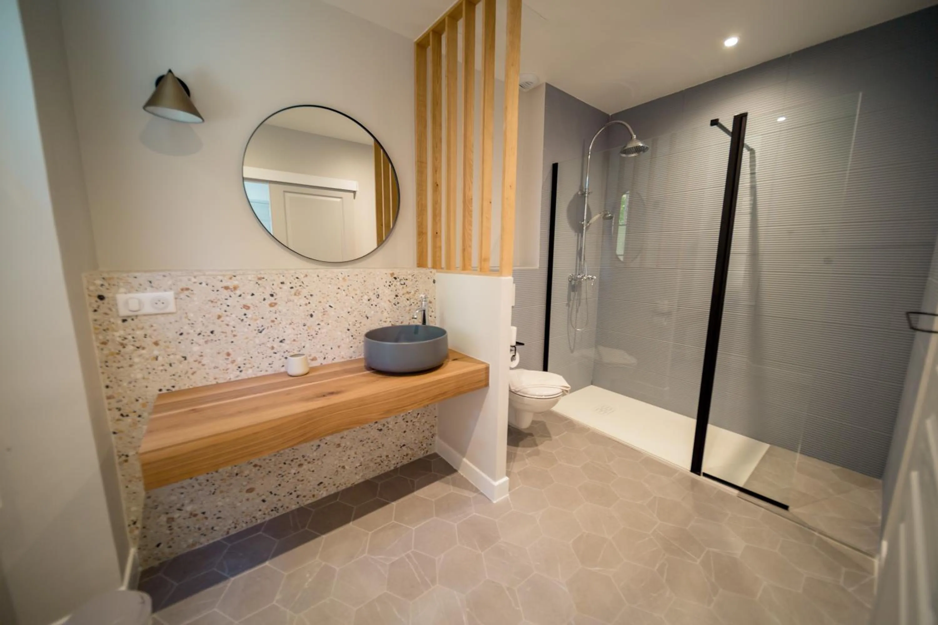 Bathroom in UNE HISTOIRE DE FAMILLE