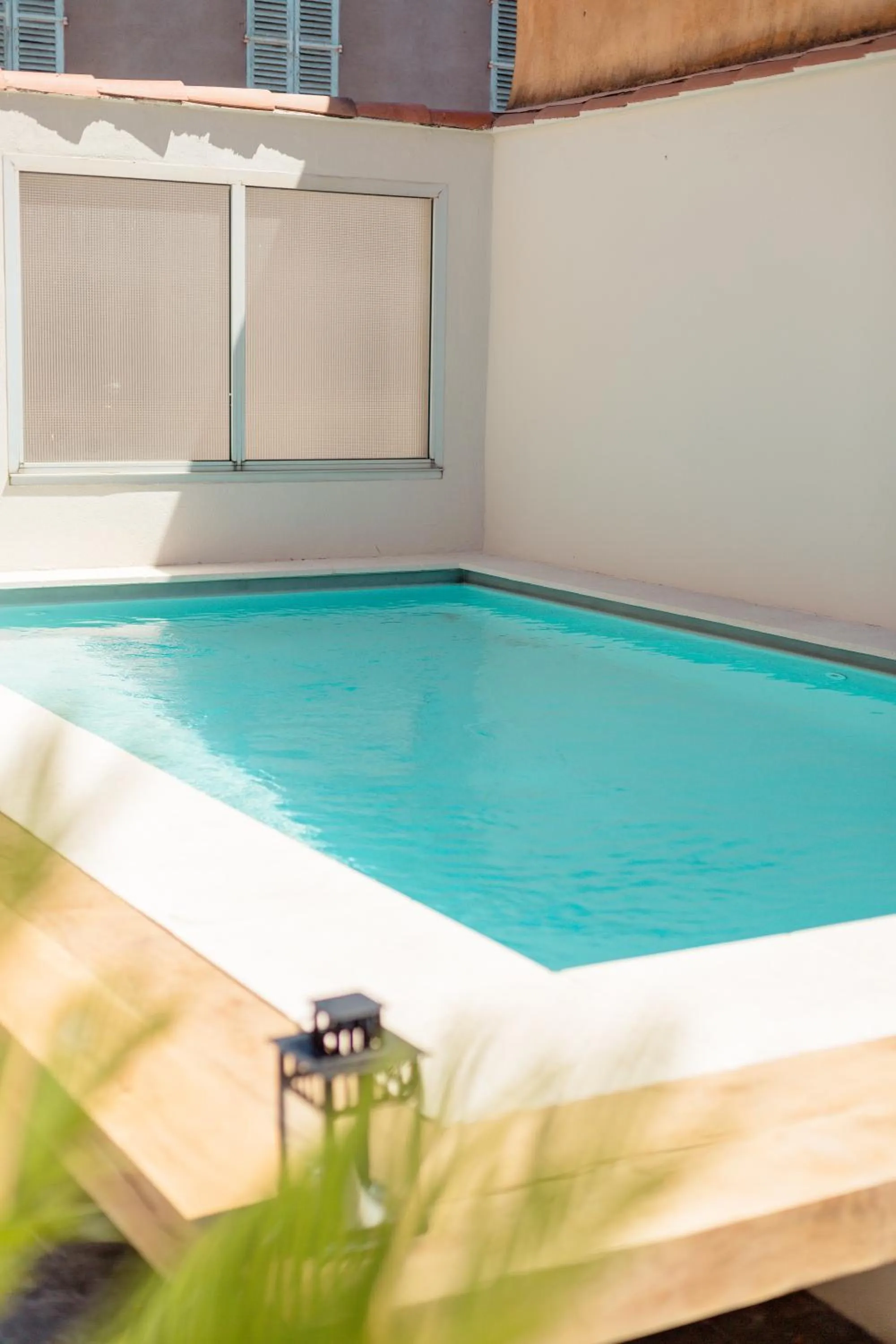 Swimming pool in UNE HISTOIRE DE FAMILLE