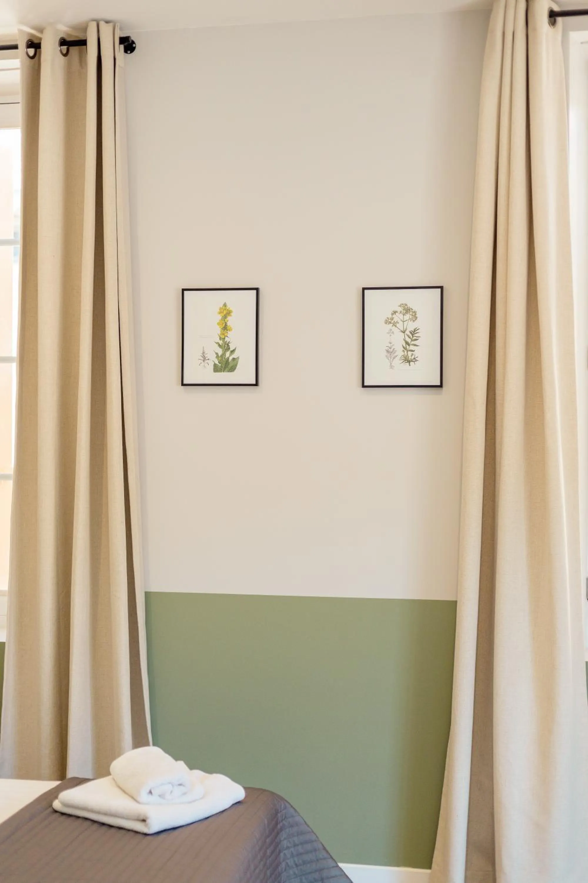 Decorative detail, Bed in UNE HISTOIRE DE FAMILLE