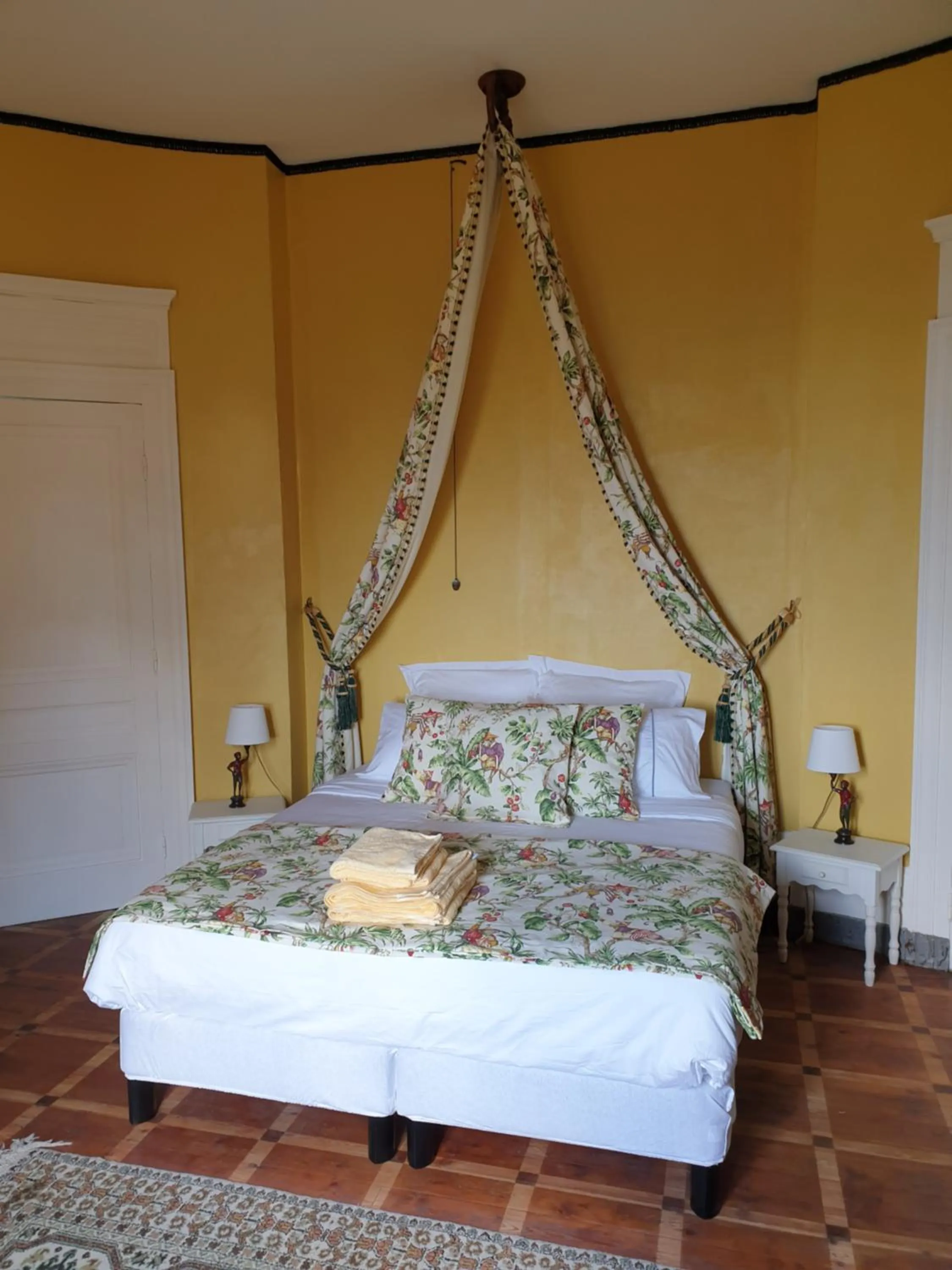 Bed in Château de Saint Bonnet les Oules