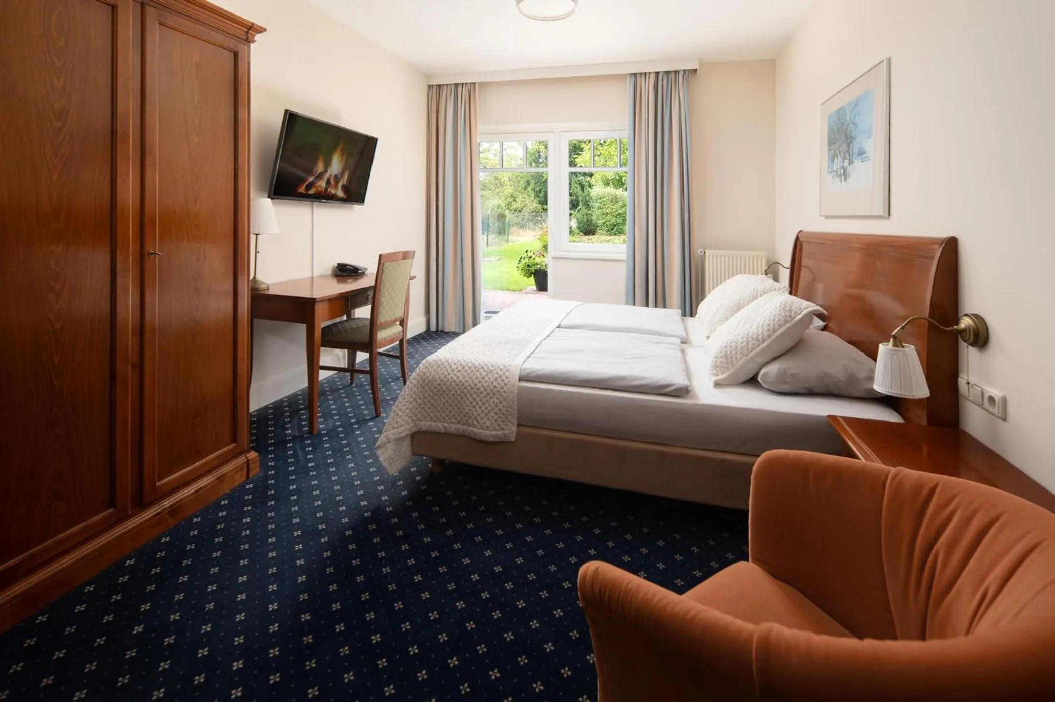 Photo of the whole room, Bed in Kleinhuis Hotel Mellingburger Schleuse