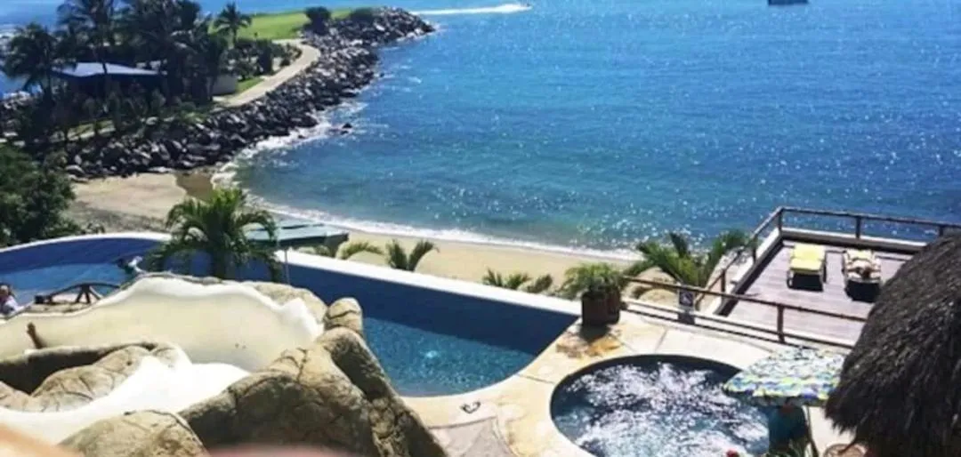 Swimming pool in manzanillo villas del palmar