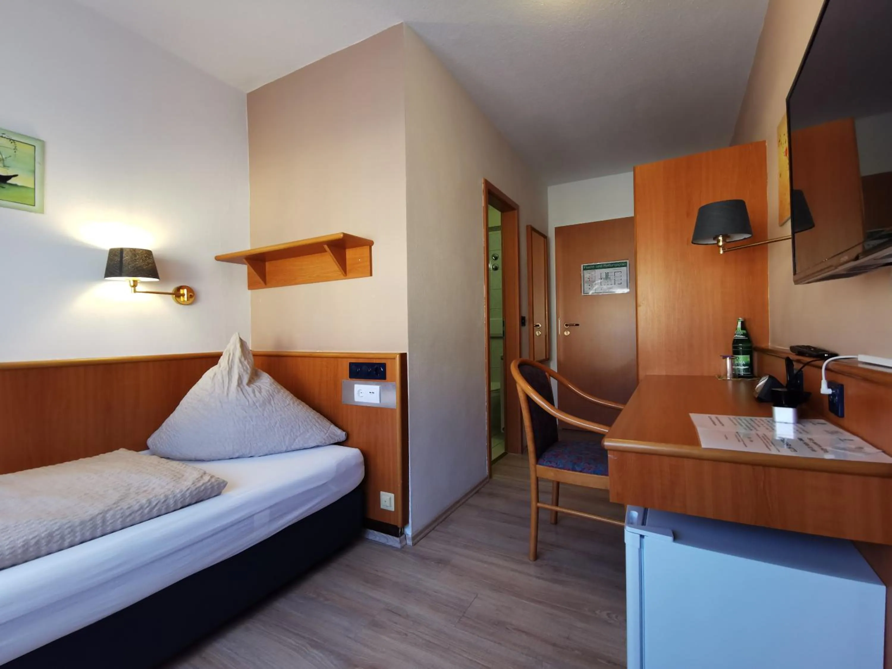 Photo of the whole room, Bed in Hotel Mainperle