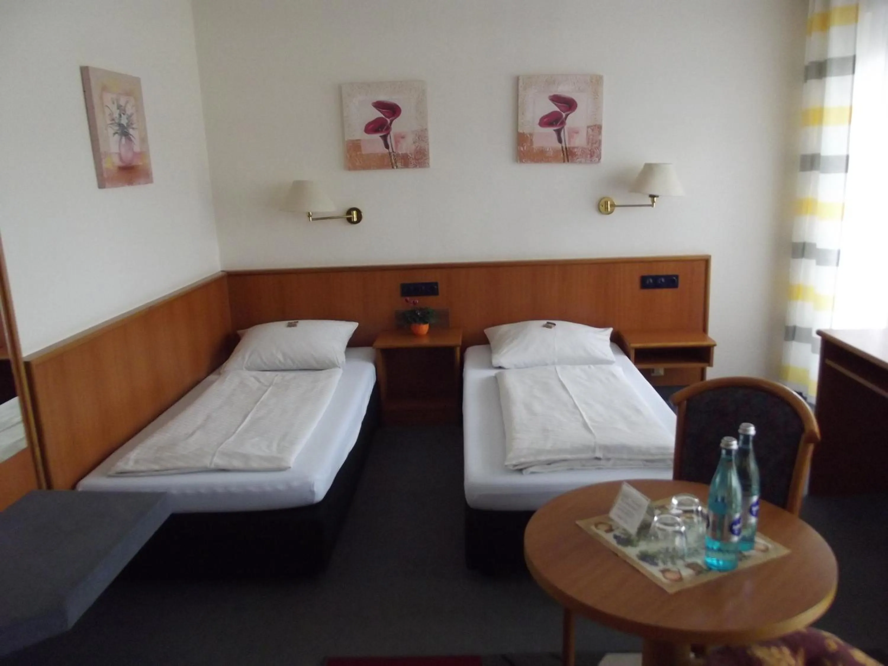 Photo of the whole room, Bed in Hotel Mainperle