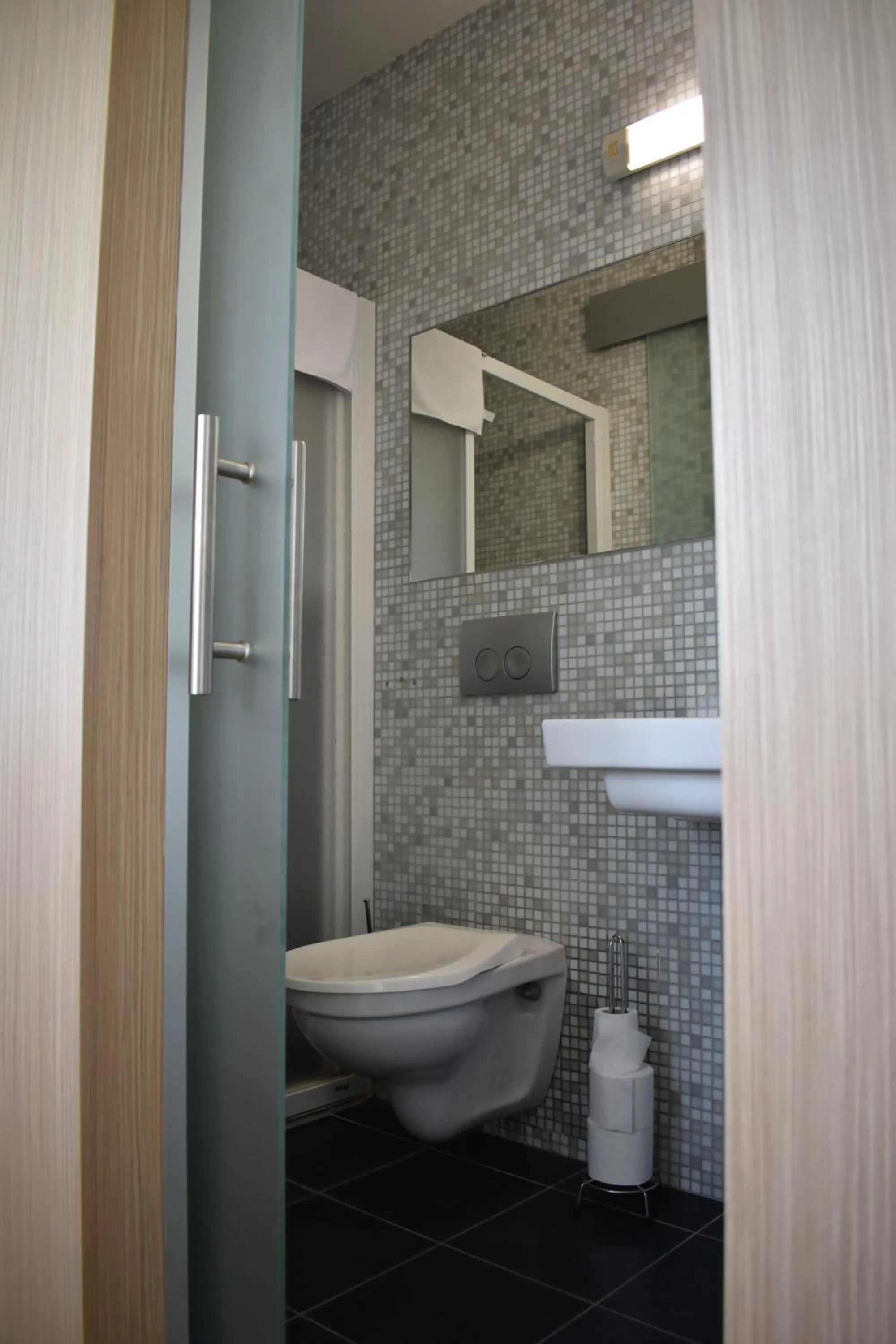 Shower in Zsolnay Negyed Vendégháza