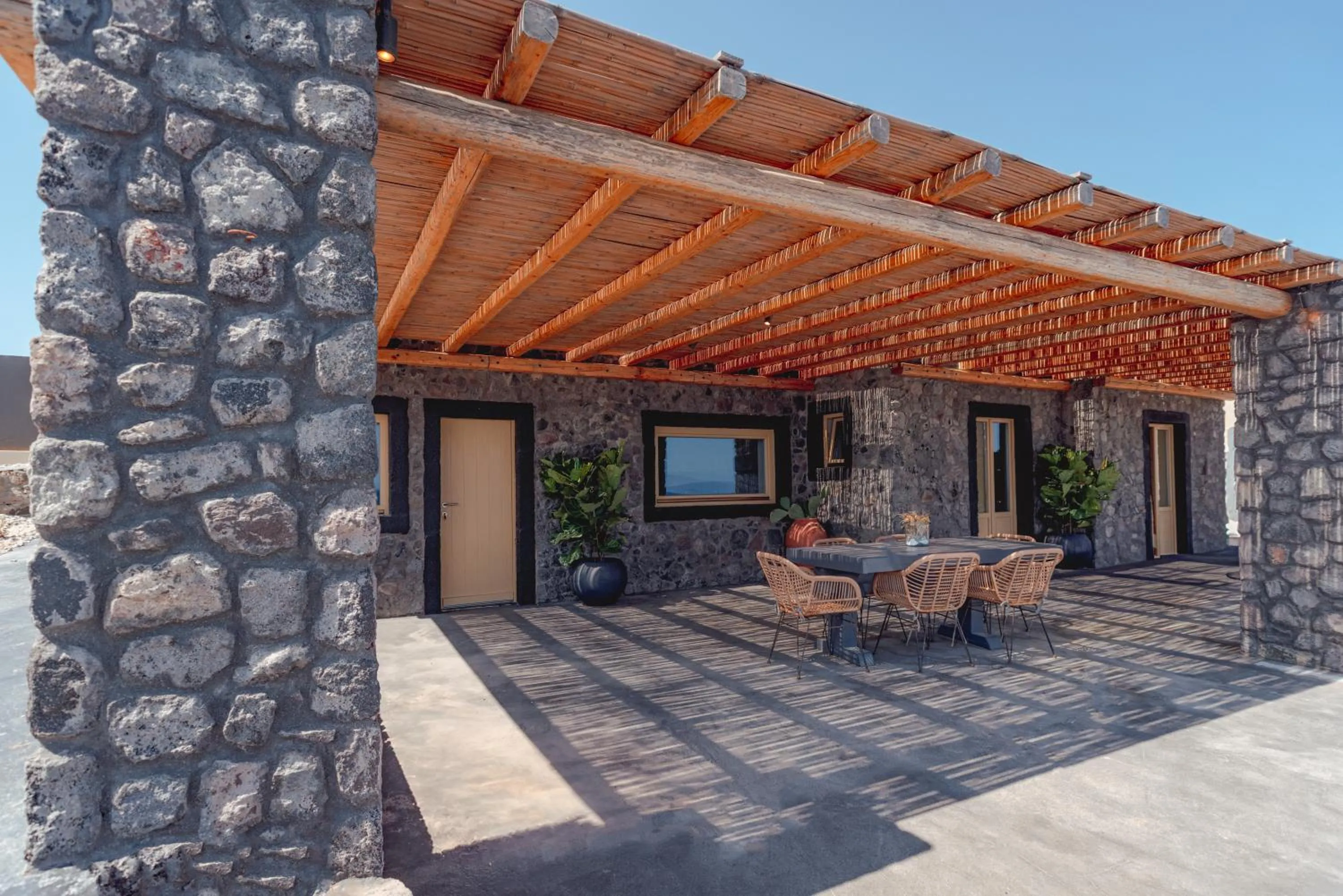 Swimming pool in Colombos Beachfront