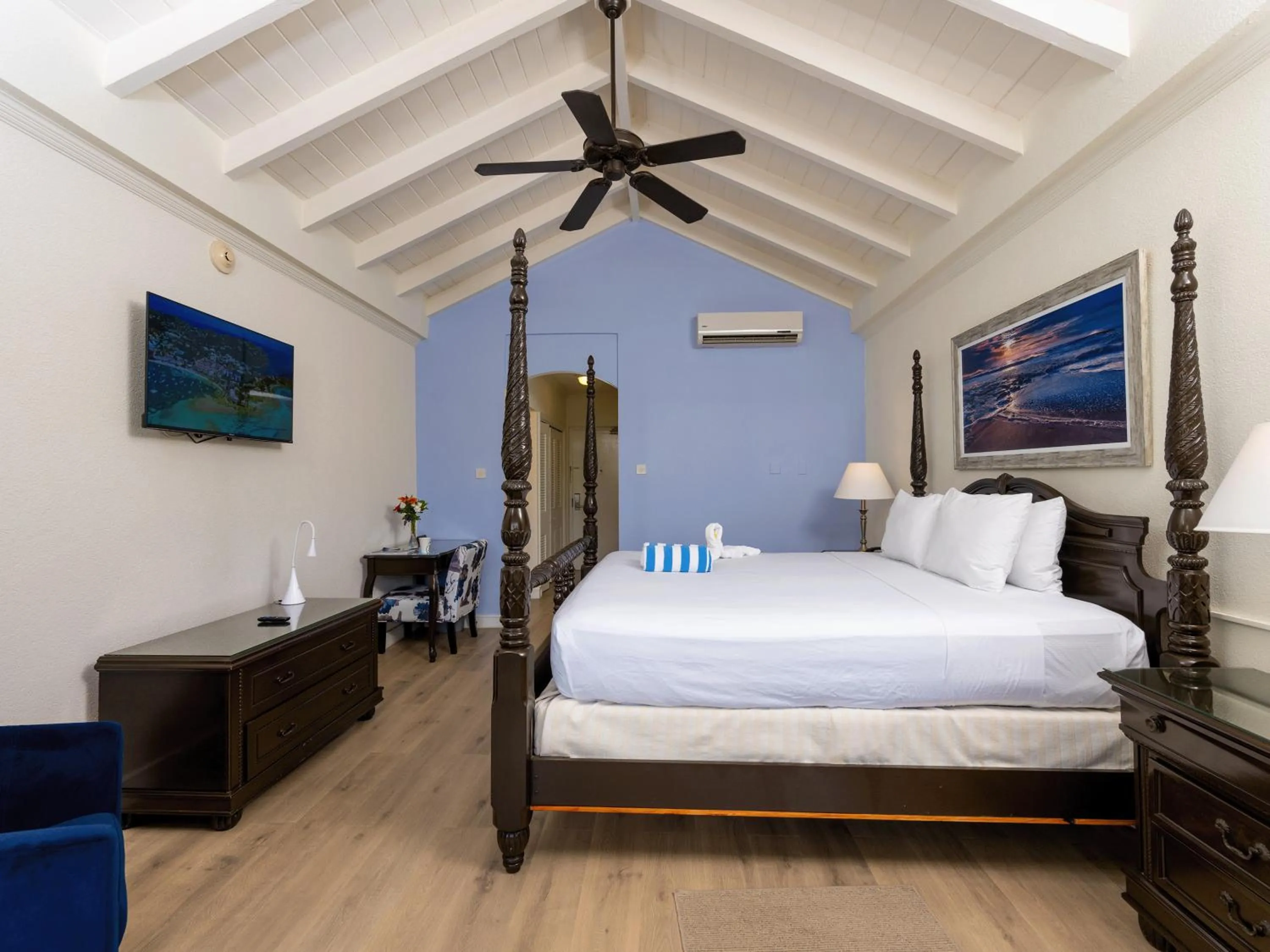 TV and multimedia, Bed in Savannah Beach Club Hotel