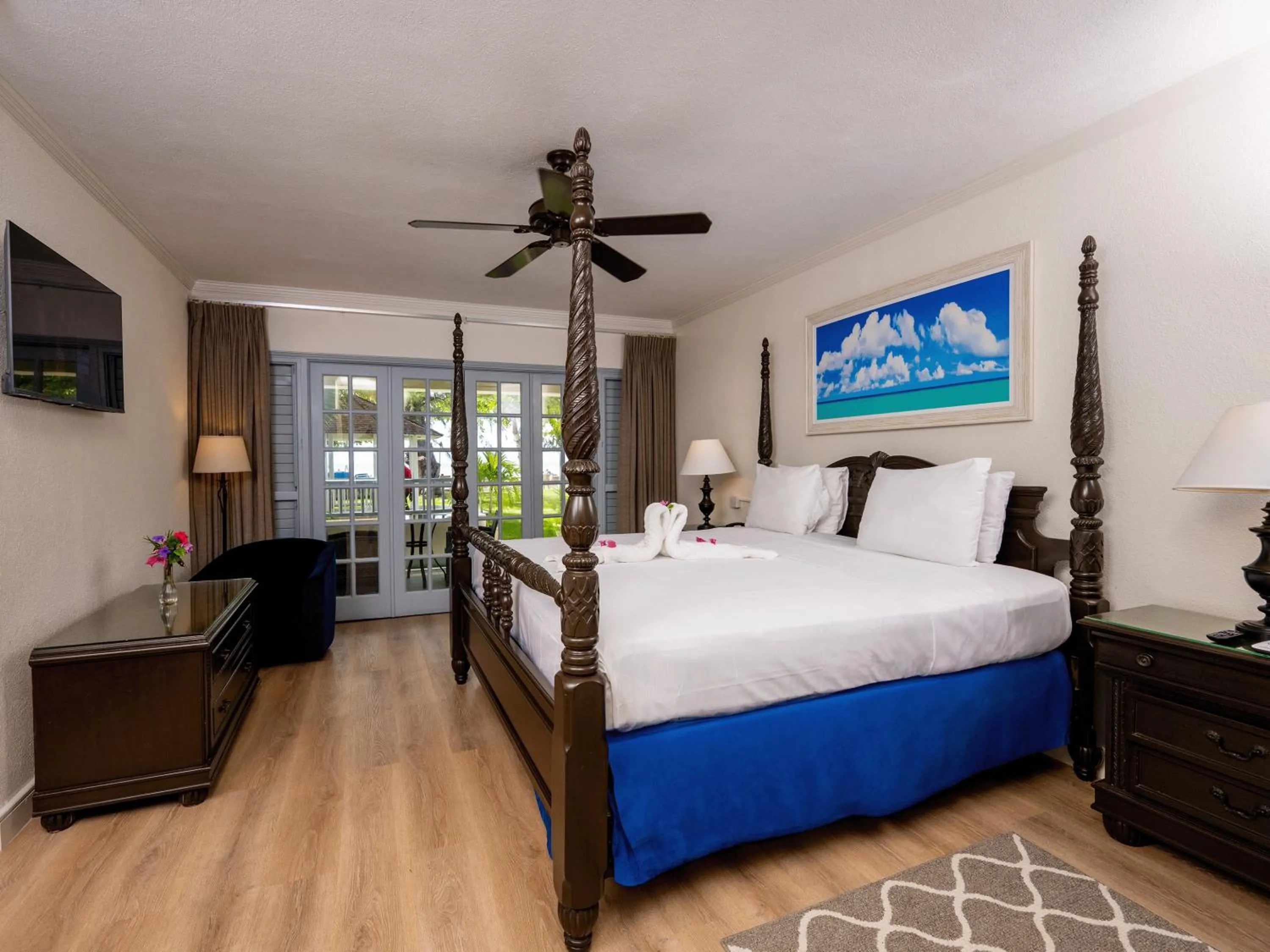 Bed in Savannah Beach Club Hotel