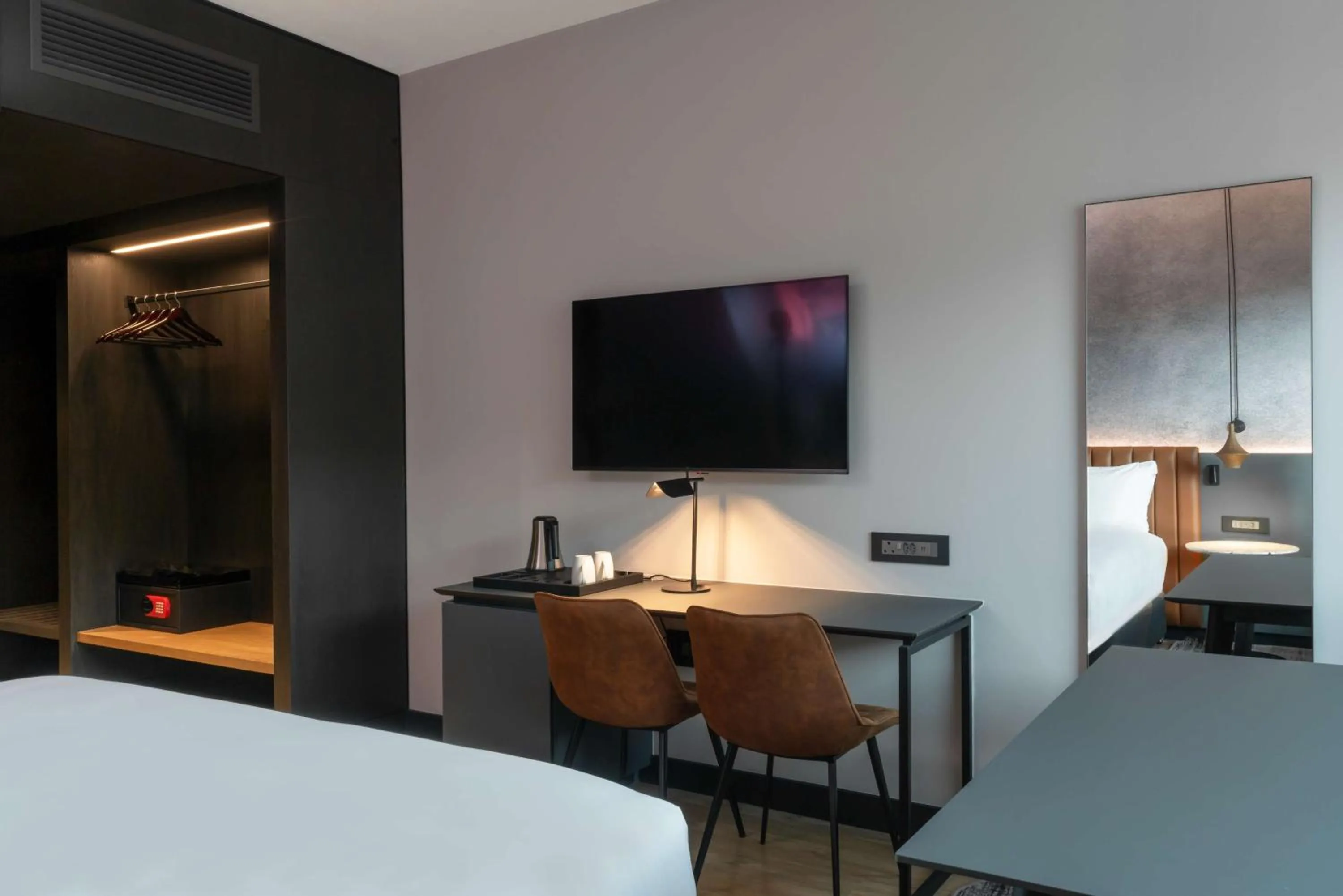 TV and multimedia, Bed in Radisson RED Hotel Johannesburg Rosebank