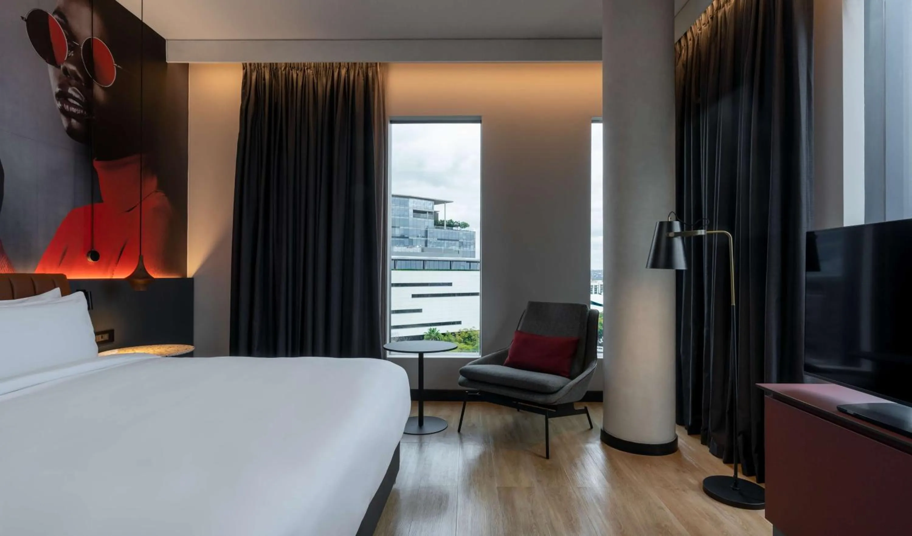 TV and multimedia, Bed in Radisson RED Hotel Johannesburg Rosebank