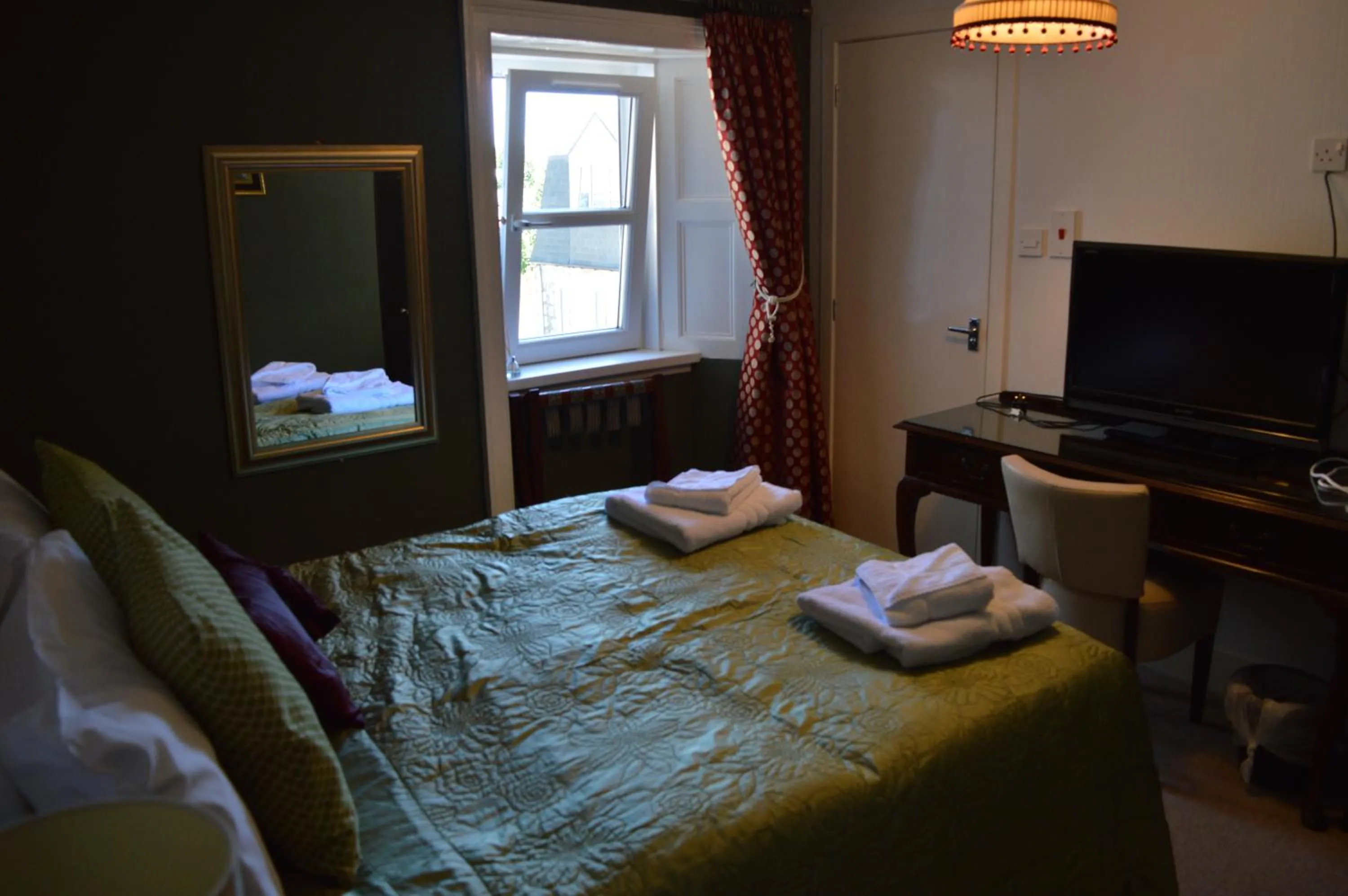 Bed in Bennachie Lodge Hotel in Kemnay