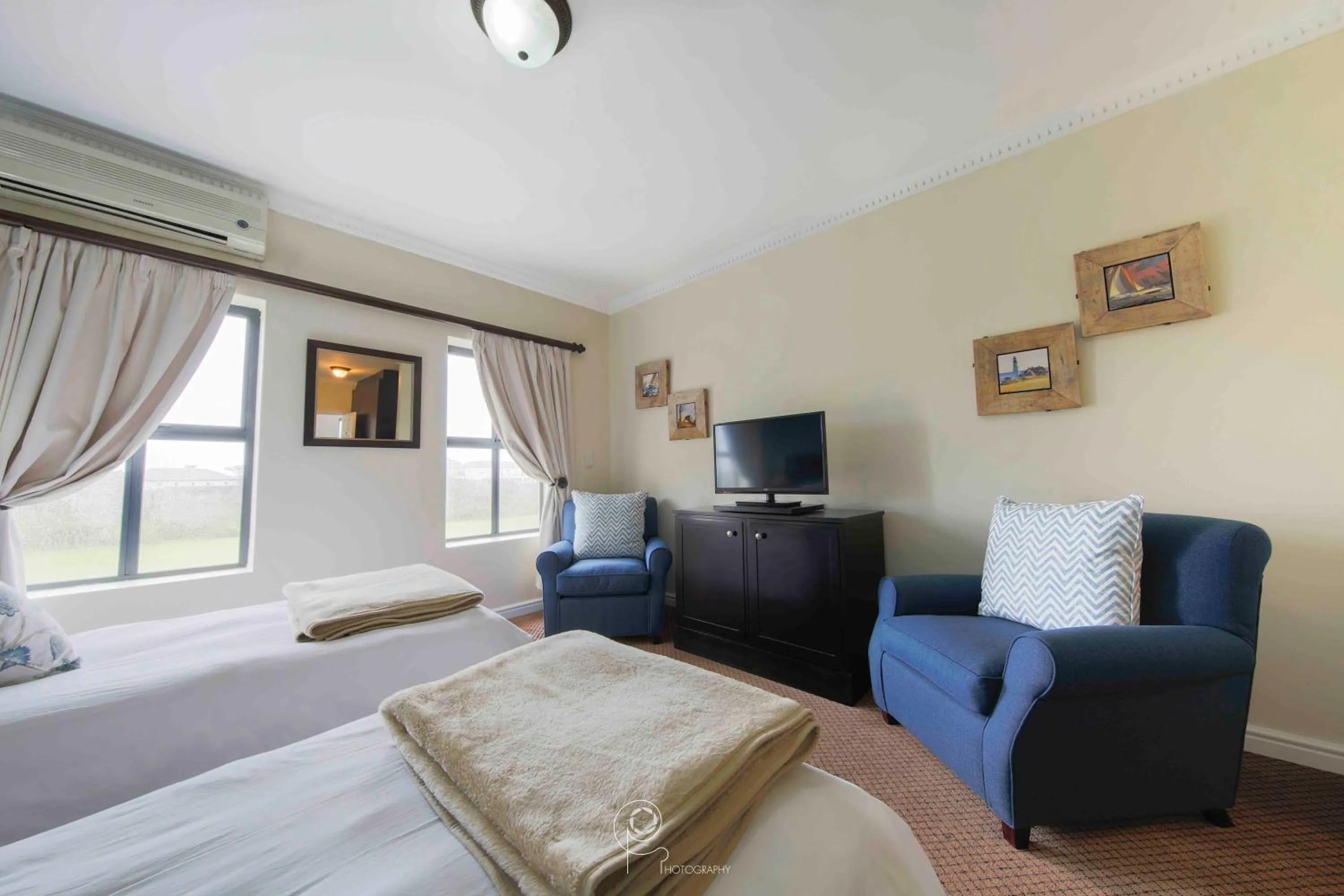 Photo of the whole room, Bed in The Lodge at Atlantic Beach