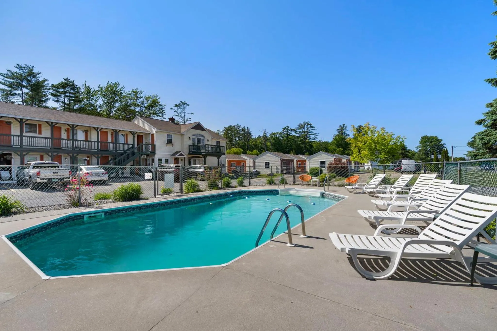 Swimming pool in Wagon Wheel Motel