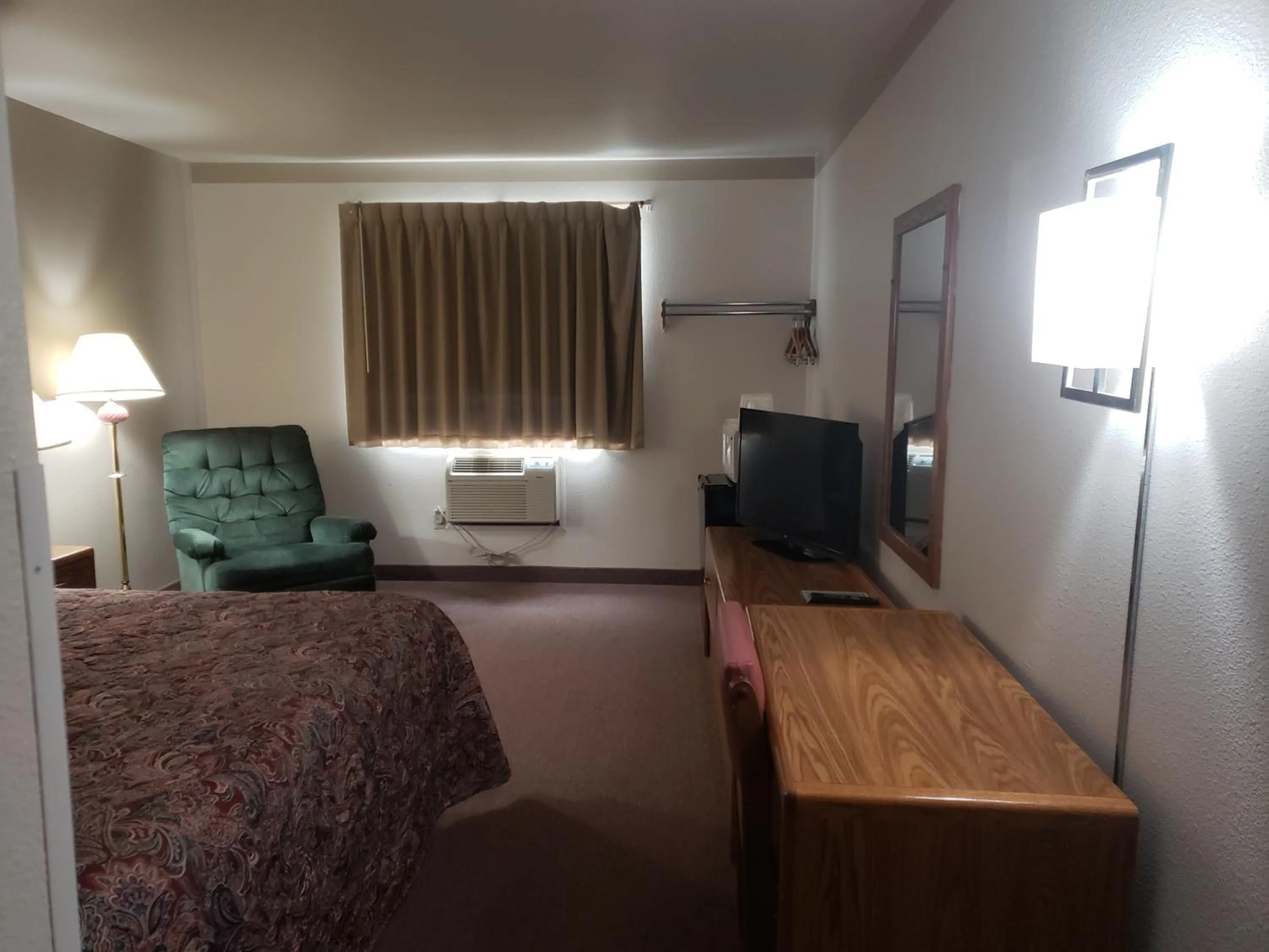 TV and multimedia in STAY INN Burlington