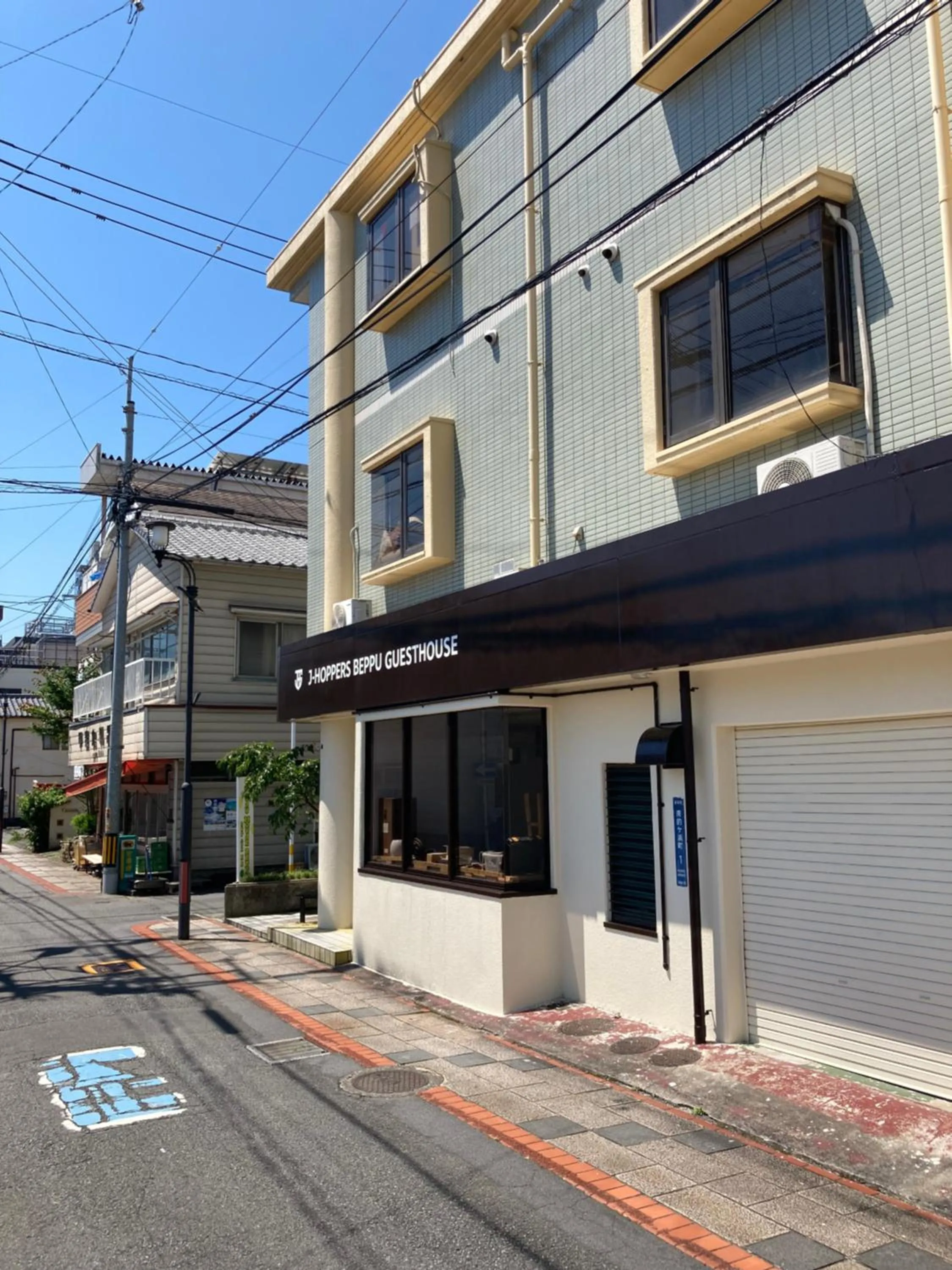 Facade/entrance in J-Hoppers Beppu Guesthouse ジェイホッパーズ別府ゲストハウス
