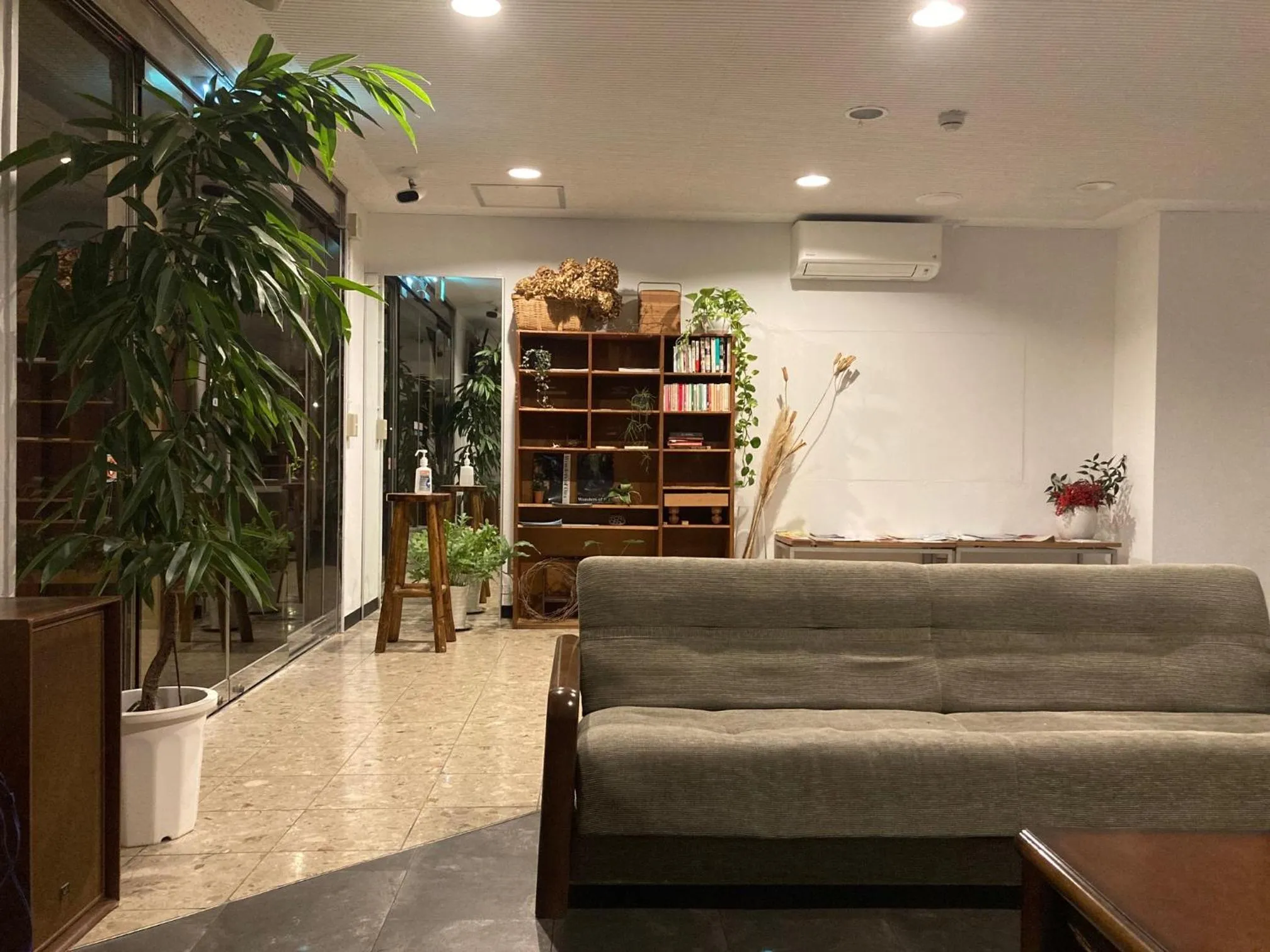 Communal lounge/ TV room in J-Hoppers Beppu Guesthouse ジェイホッパーズ別府ゲストハウス