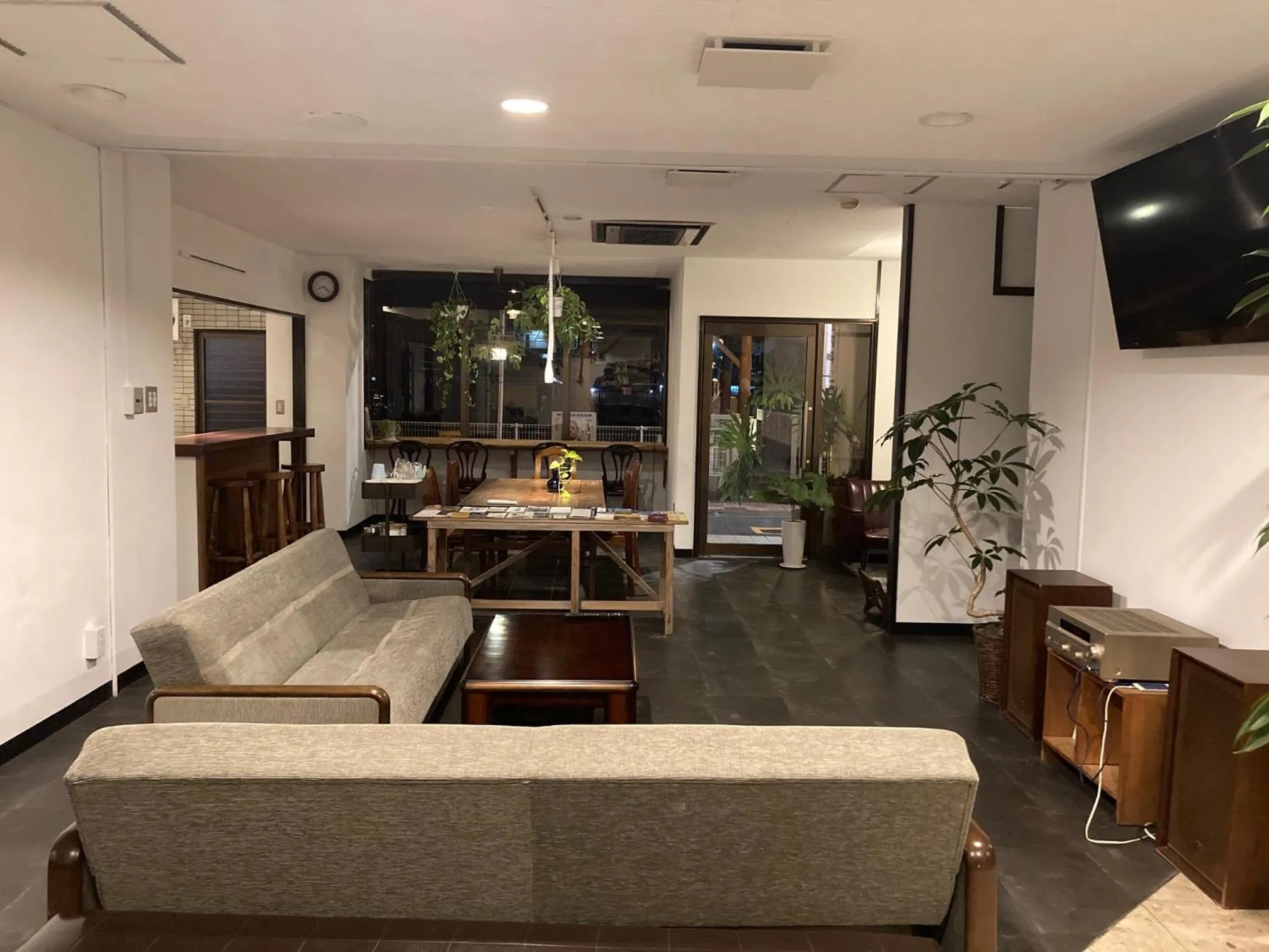 Communal lounge/ TV room in J-Hoppers Beppu Guesthouse ジェイホッパーズ別府ゲストハウス