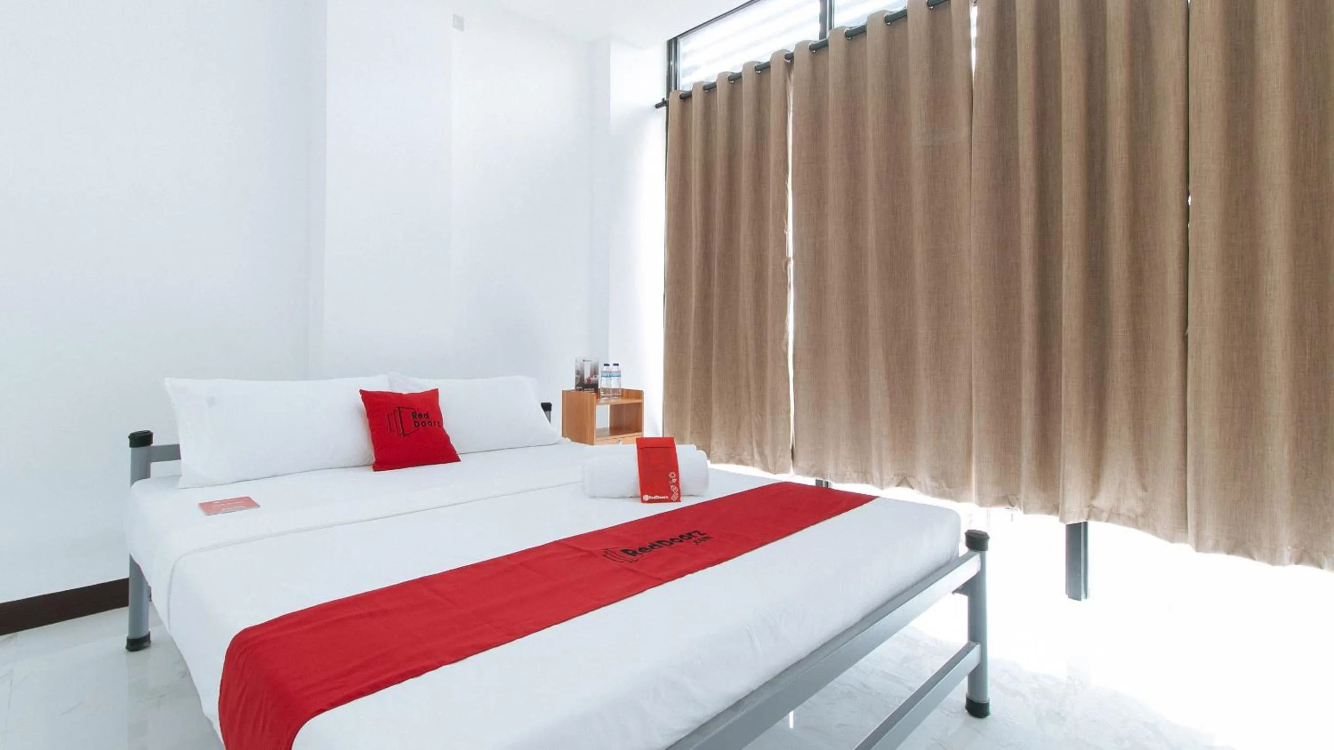 Photo of the whole room, Bed in RedDoorz at Good 101 Paranaque