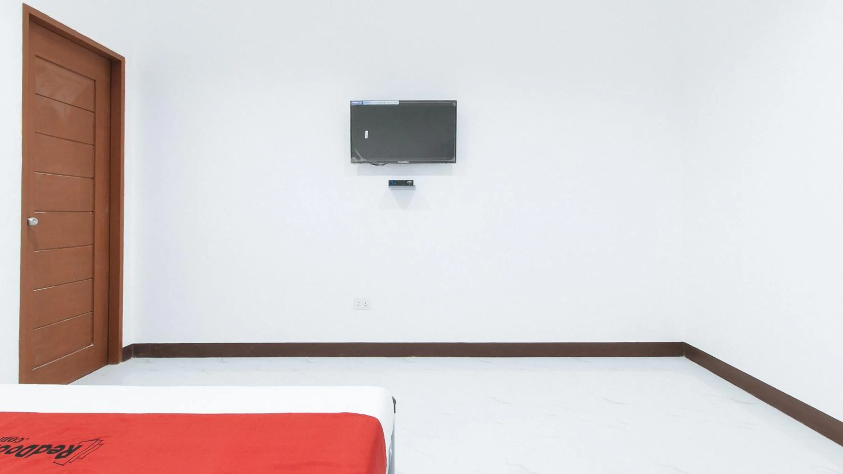 TV and multimedia in RedDoorz at Good 101 Paranaque