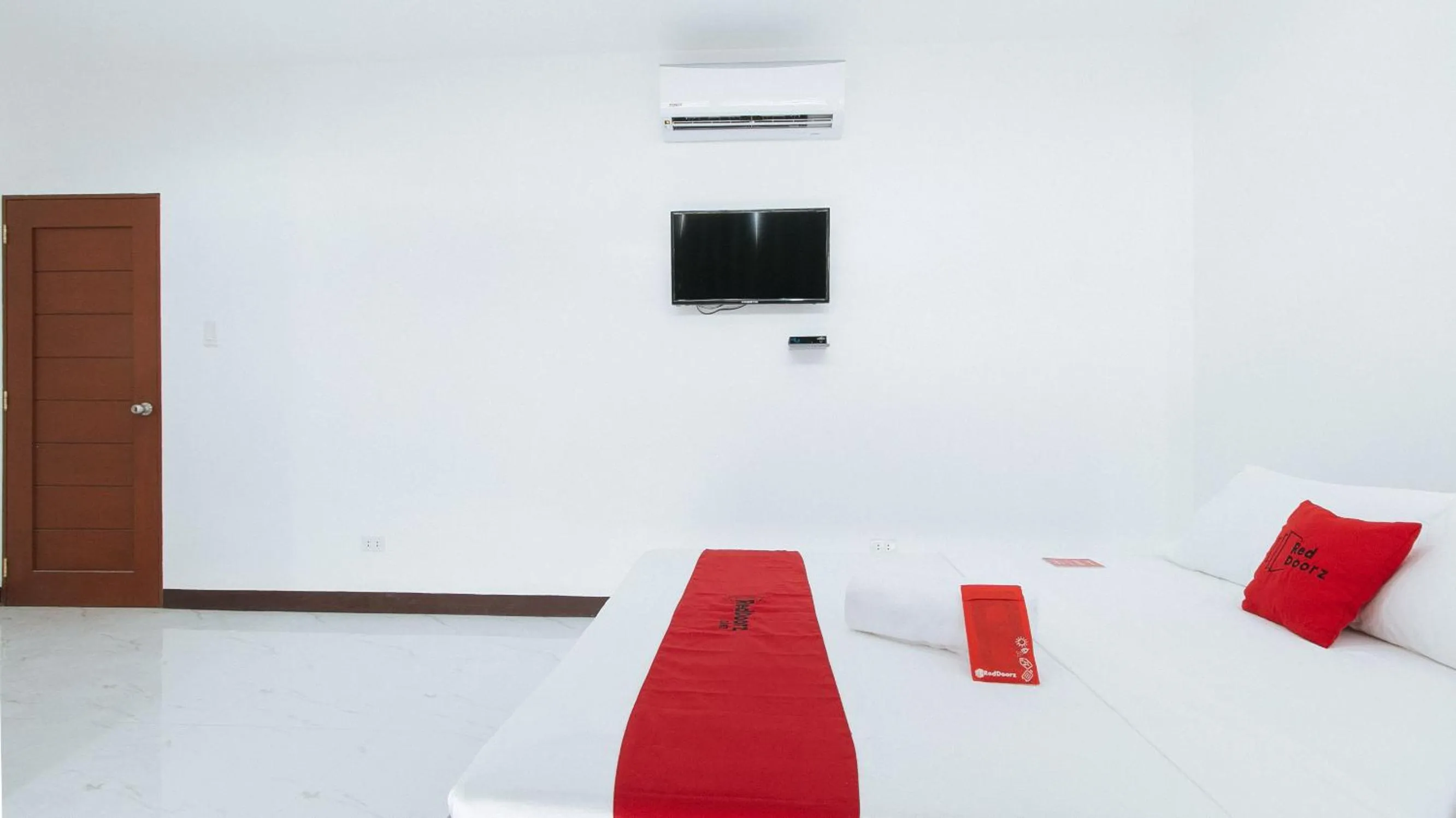 TV and multimedia, Bed in RedDoorz at Good 101 Paranaque