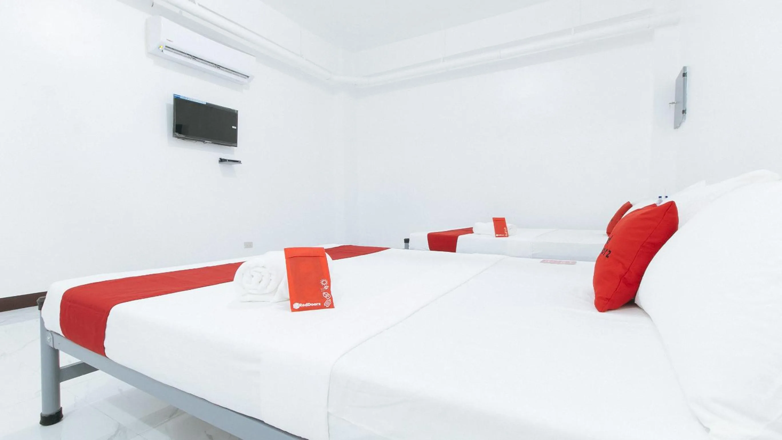 TV and multimedia, Bed in RedDoorz at Good 101 Paranaque