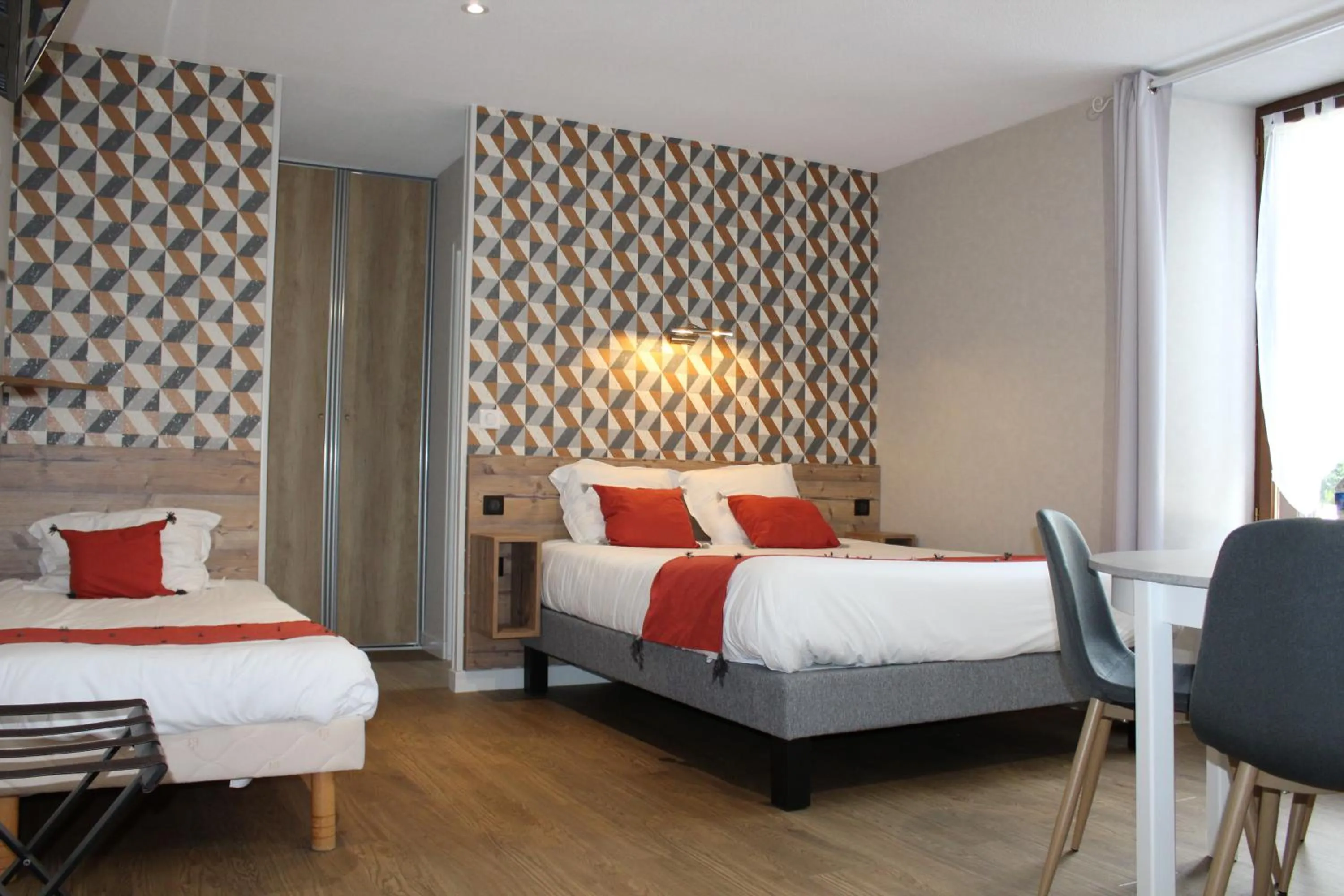 Bed in Logis Hôtel Auberge de l'Allagnonette