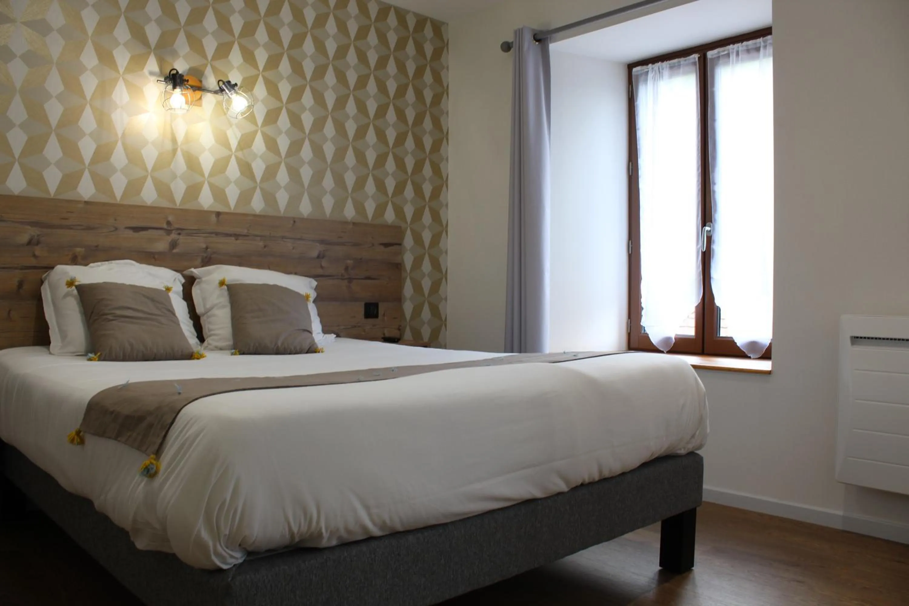 Bed in Logis Hôtel Auberge de l'Allagnonette