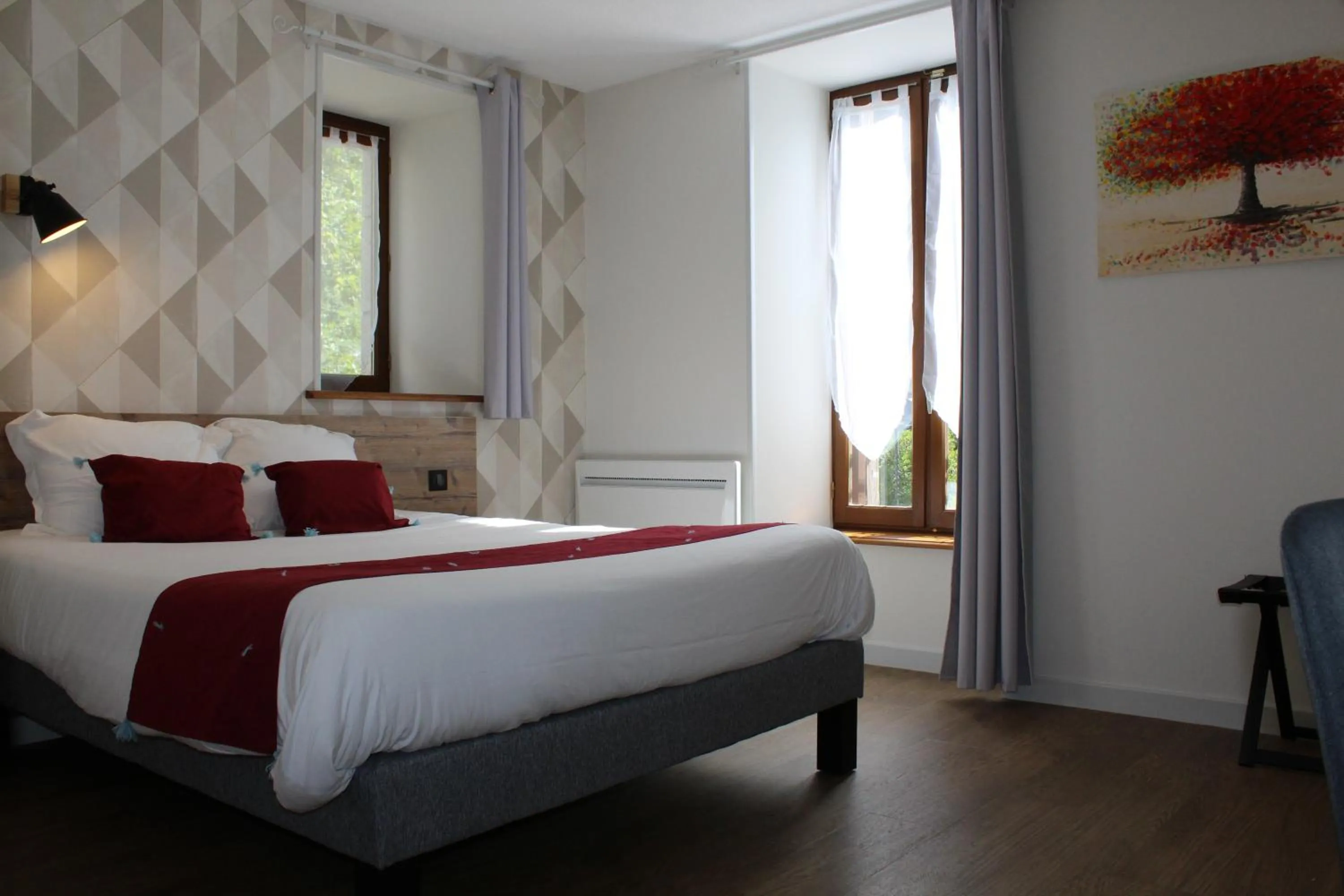 Bed in Logis Hôtel Auberge de l'Allagnonette