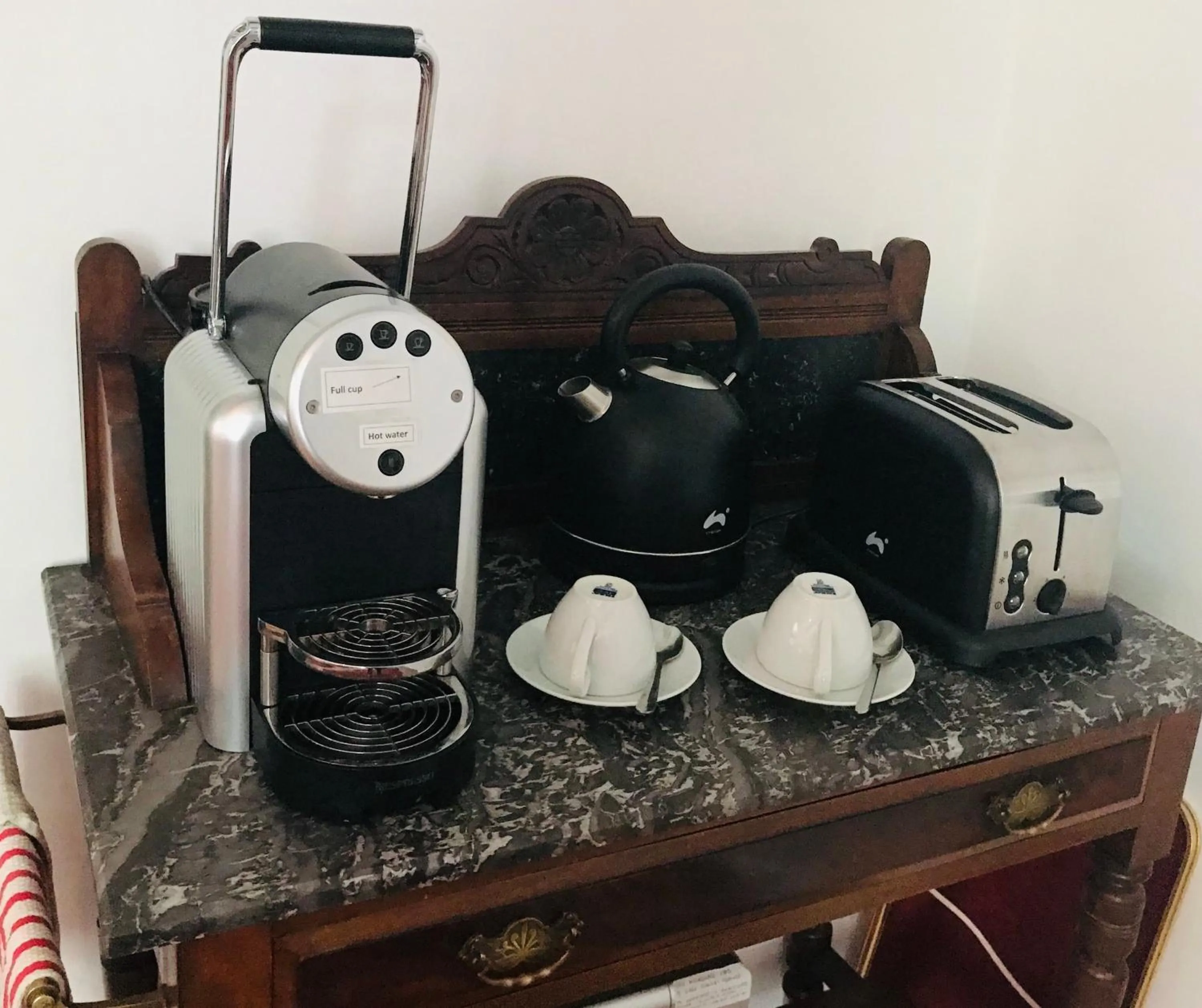Coffee/tea facilities in Art House B & B
